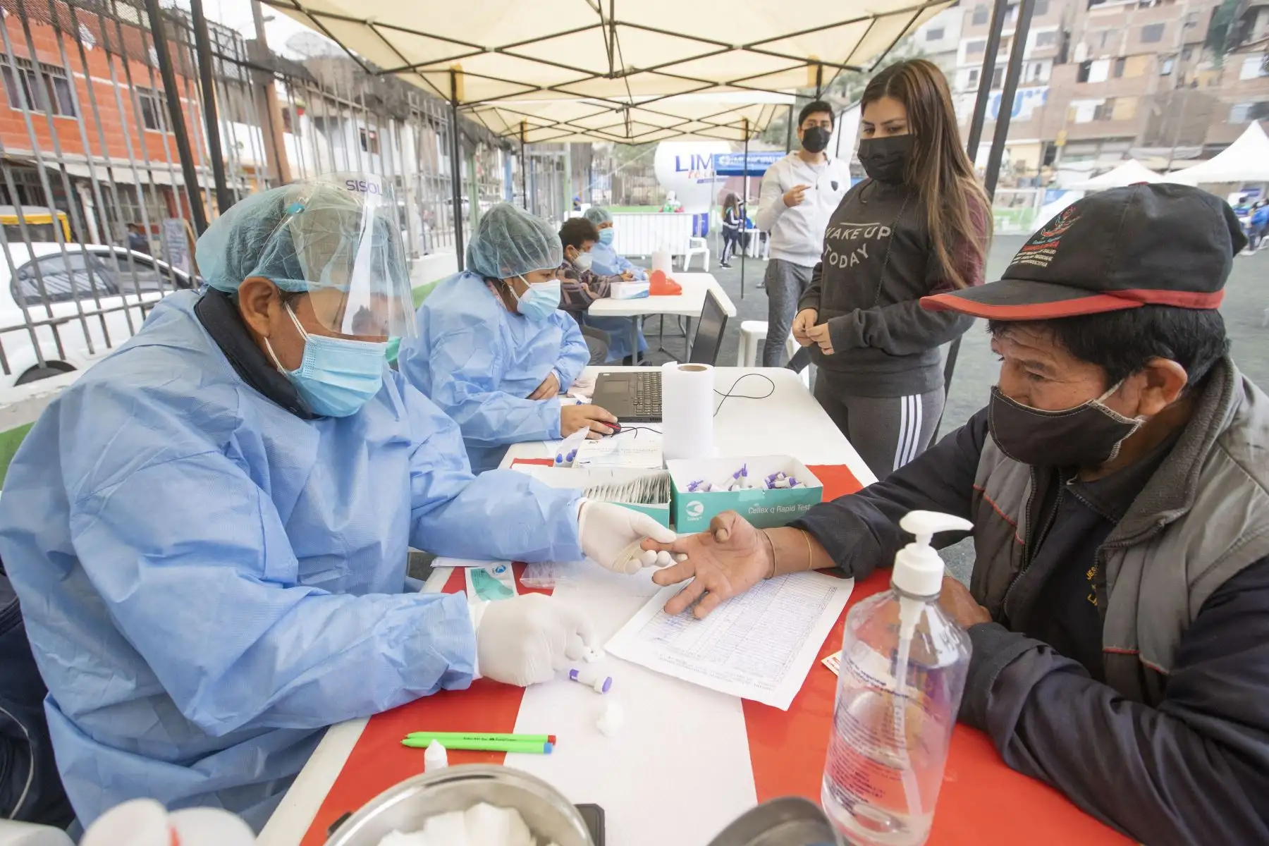 A través de la estrategia territorial " Lima Te Cuida ", la Municipalidad de Lima llega a toda la ciudad no solo con pruebas de descarte de covid-19 para la detección y atención temprana de pacientes, sino con iniciativas en favor de las mujeres e integrantes del grupo familiar en el Agustino.
Foto: Municipalidad de Lima