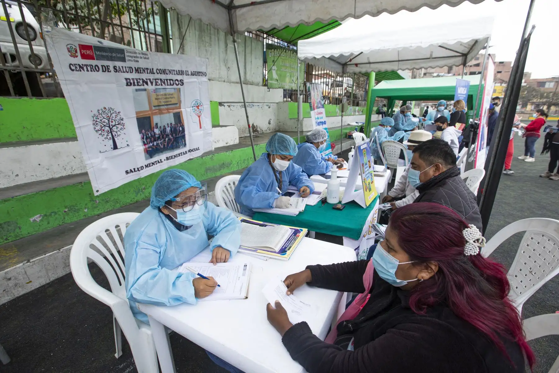A través de la estrategia territorial " Lima Te Cuida ", la Municipalidad de Lima llega a toda la ciudad no solo con pruebas de descarte de covid-19 para la detección y atención temprana de pacientes, sino con iniciativas en favor de las mujeres e integrantes del grupo familiar en el Agustino.
Foto: Municipalidad de Lima