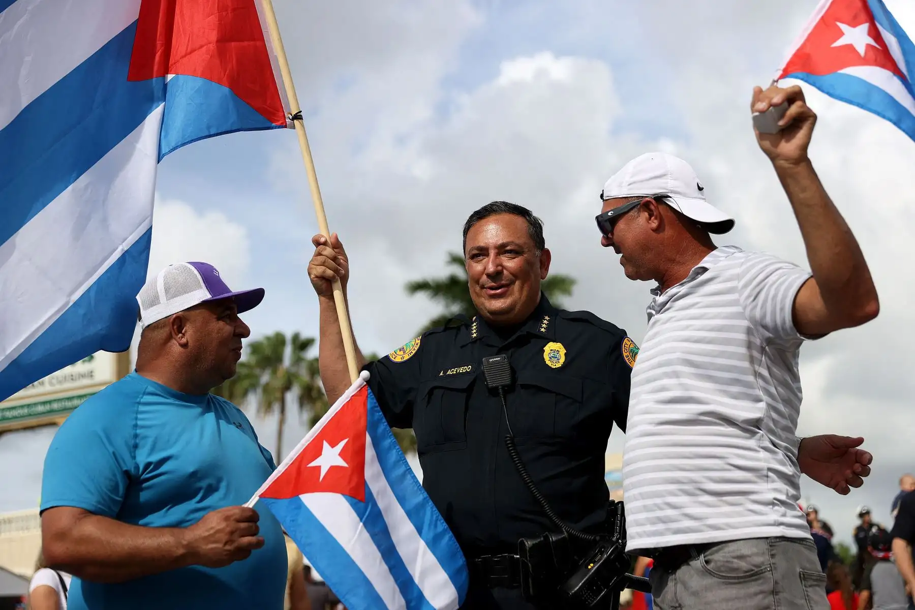El jefe de policía de Miami, se encuentra con los manifestantes reunidos frente al restaurante Versailles para mostrar su apoyo a la gente en Cuba que ha salido a las calles para protestar  en Miami, Florida.
Foto: AFP