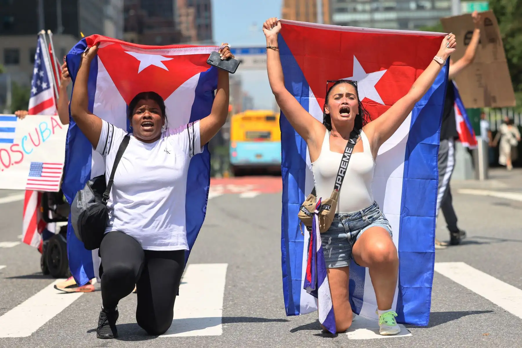 La gente se reúne para pedir ayuda a los manifestantes cubanos en la isla frente a las Naciones Unidas en la ciudad de Nueva York.
Foto: AFP