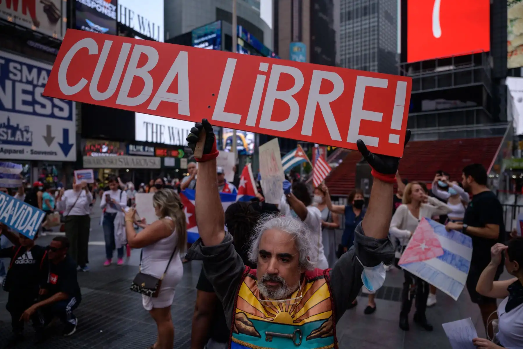 Los manifestantes sostienen pancartas durante una manifestación de solidaridad con las protestas antigubernamentales en Cuba, en Times Square, Nueva York.
Foto: AFP