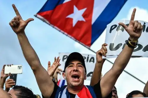 Un grupo de artistas e intelectuales, entre ellos el cineasta Fernando Pérez y el economista Carmelo Mesa Lago, habían pedido que se "faciliten y viabilicen el proceso para permitir la entrada de medicamentos y enseres médicos al país". Foto: AFP