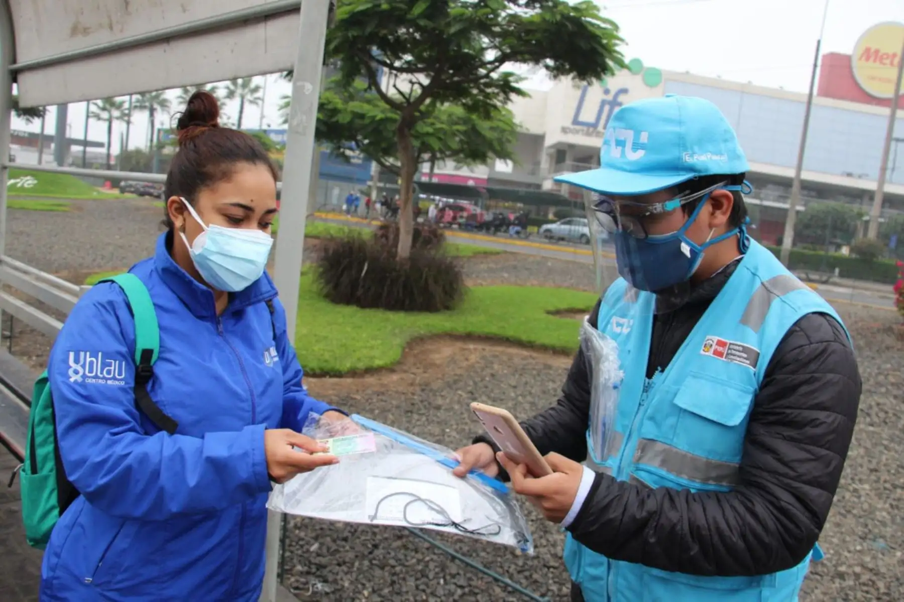 Entrega de protectores faciales por orientadores de la ATU en paraderos del transporte público. ANDINA/Difusión