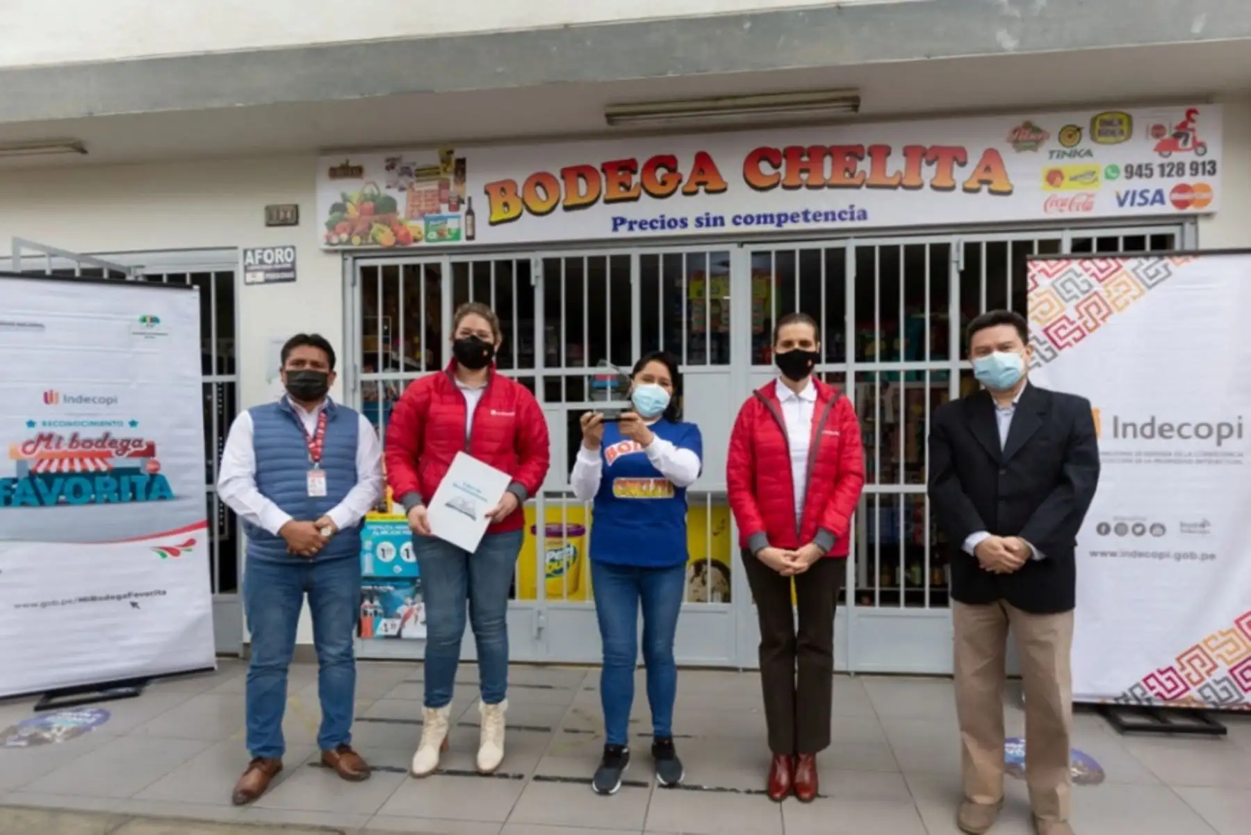 Indecopi premia a Bodega "Chelita" en Ate, Lima, por buenas prácticas comerciales y sanitarias. Foto: Cortesía.