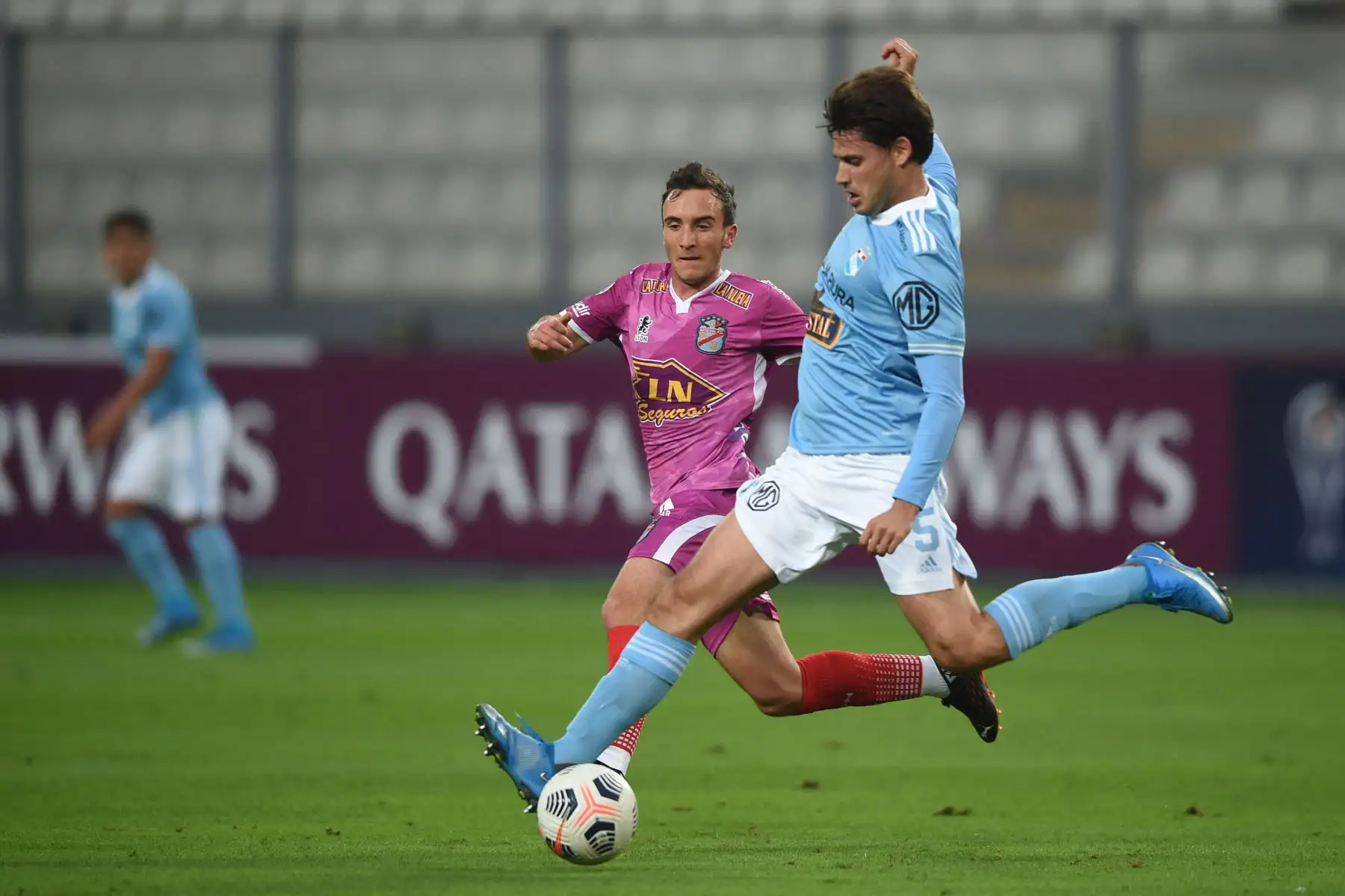 El argentino Omar Merlo el Sporting Cristal de Perú y el Arsenal de Argentina Lucas Necul compiten por el balón durante el partido de ida de los octavos de final de la Copa Sudamericana.
Foto: AFP