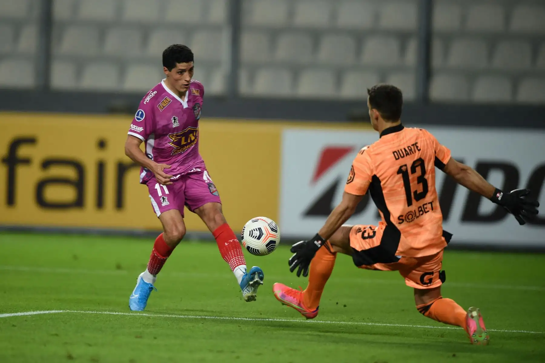 El argentino Nicolás Castro del Arsenal y el arquero peruano de Sporting Cristal Alejandro Duarte disputan el balón durante el partido de ida de los octavos de final de la Copa Sudamericana.
Foto: AFP