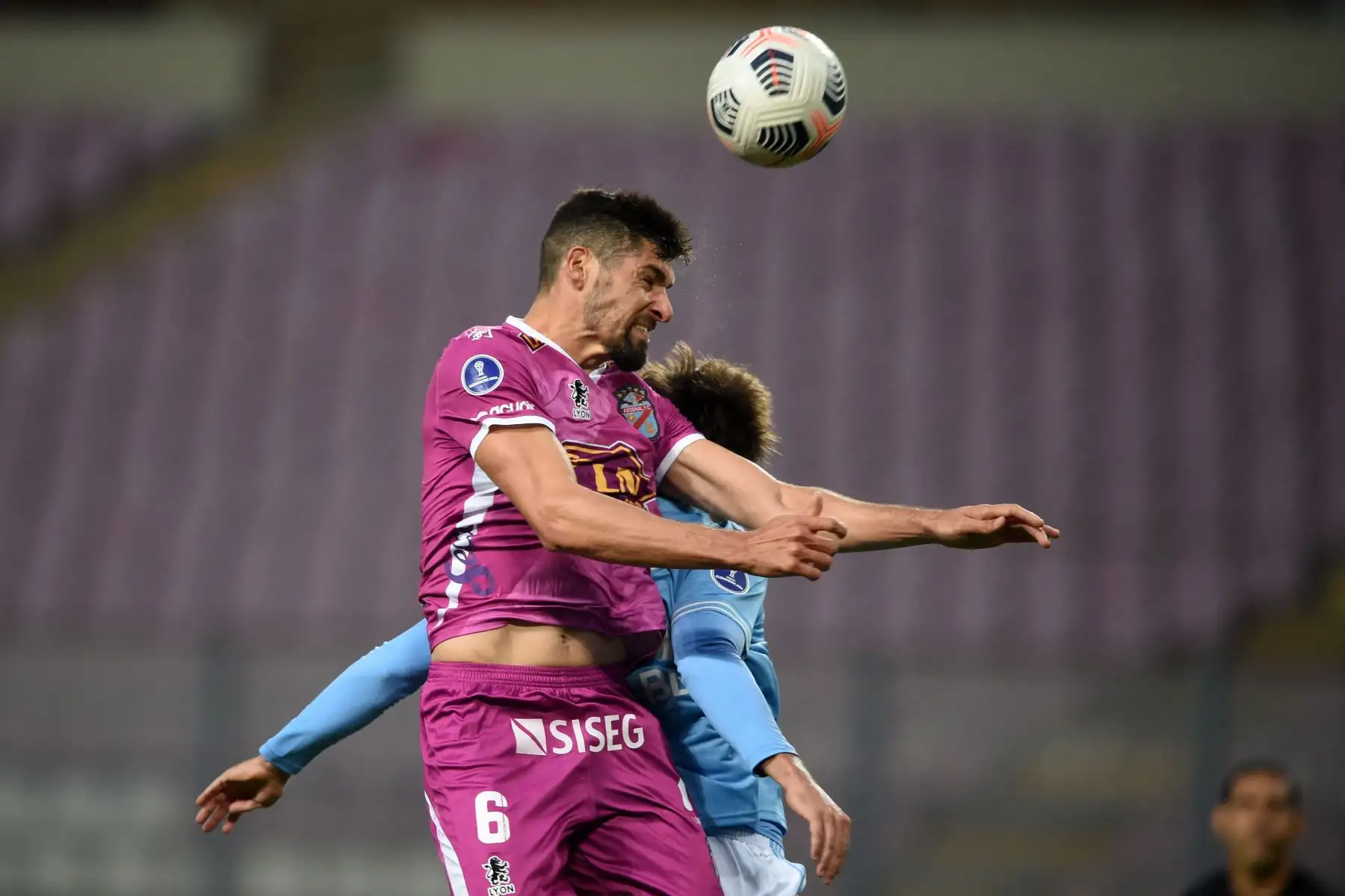 El argentino Arsenal Gaston Suso el peruano Sporting Cristal argentino Omar Merlo compiten por el balón durante el partido de ida de los octavos de final de la Copa Sudamericana.
Foto: AFP