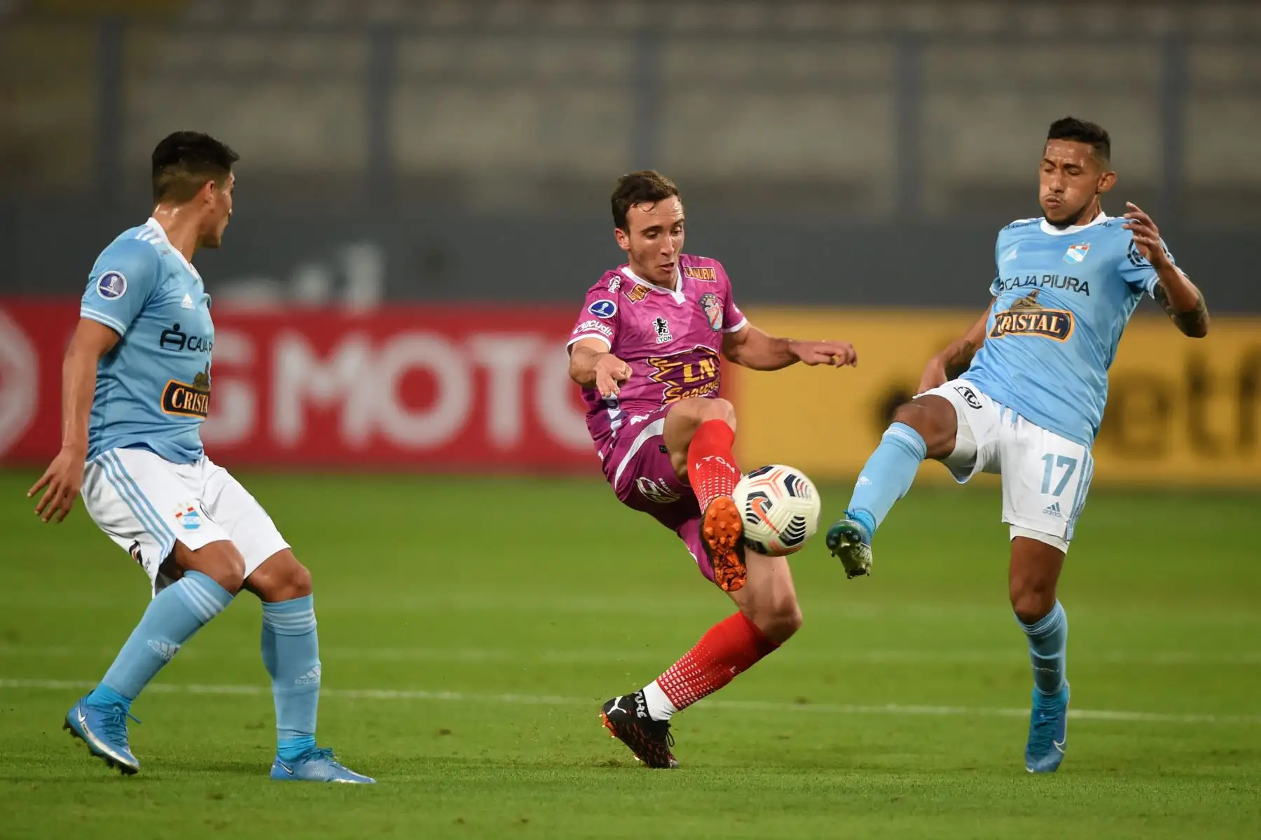 El Arsenal de Argentina Lucas Necul y el Sporting Cristal Christofer Gonzales de Perú compiten por el balón durante el partido de ida de los octavos de final de la Copa Sudamericana.
Foto: AFP
