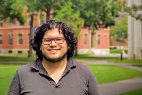 Las investigaciones del físico peruano se han centrado en los neutrinos, que son partículas elementales sin carga eléctrica que abundan en nuestro universo.