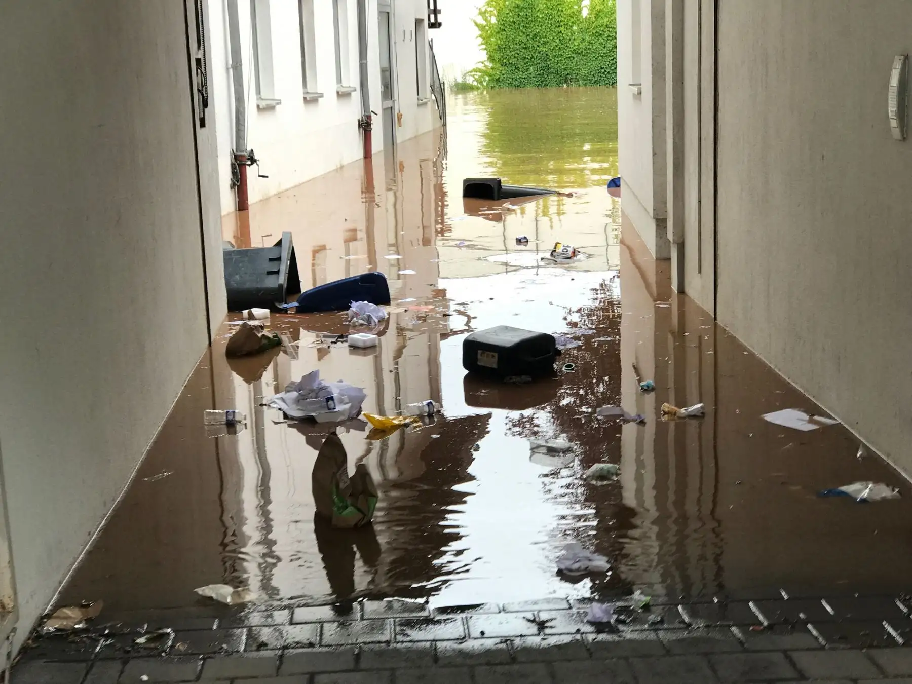 Un patio inundado se ve en el barrio de Ehrang en Trier, Alemania occidental, el 15 de julio de 2021. Foto: AFP