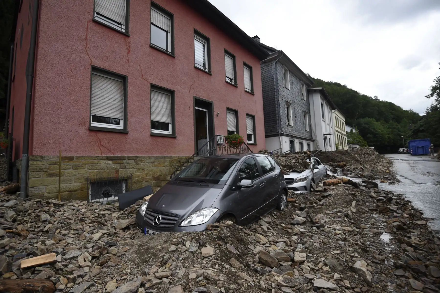 Un automóvil está cubierto de escombros después de que las fuertes lluvias y las inundaciones causaron daños importantes en Hagen, en el oeste de Alemania, el 15 de julio de 2021. Foto: AFP