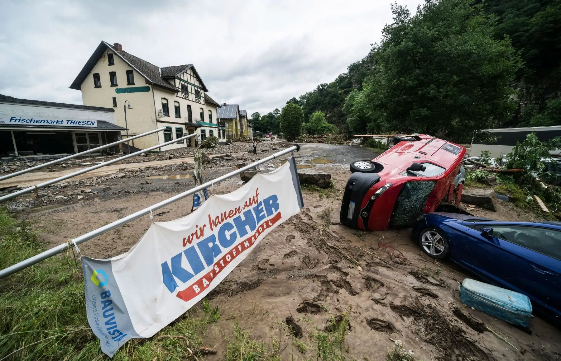 Los coches destruidos yacían en el barro frente a las casas inundadas después de que las inundaciones causaron daños importantes en Schuld, cerca de Bad Neuenahr, en el oeste de Alemania. Foto: AFP