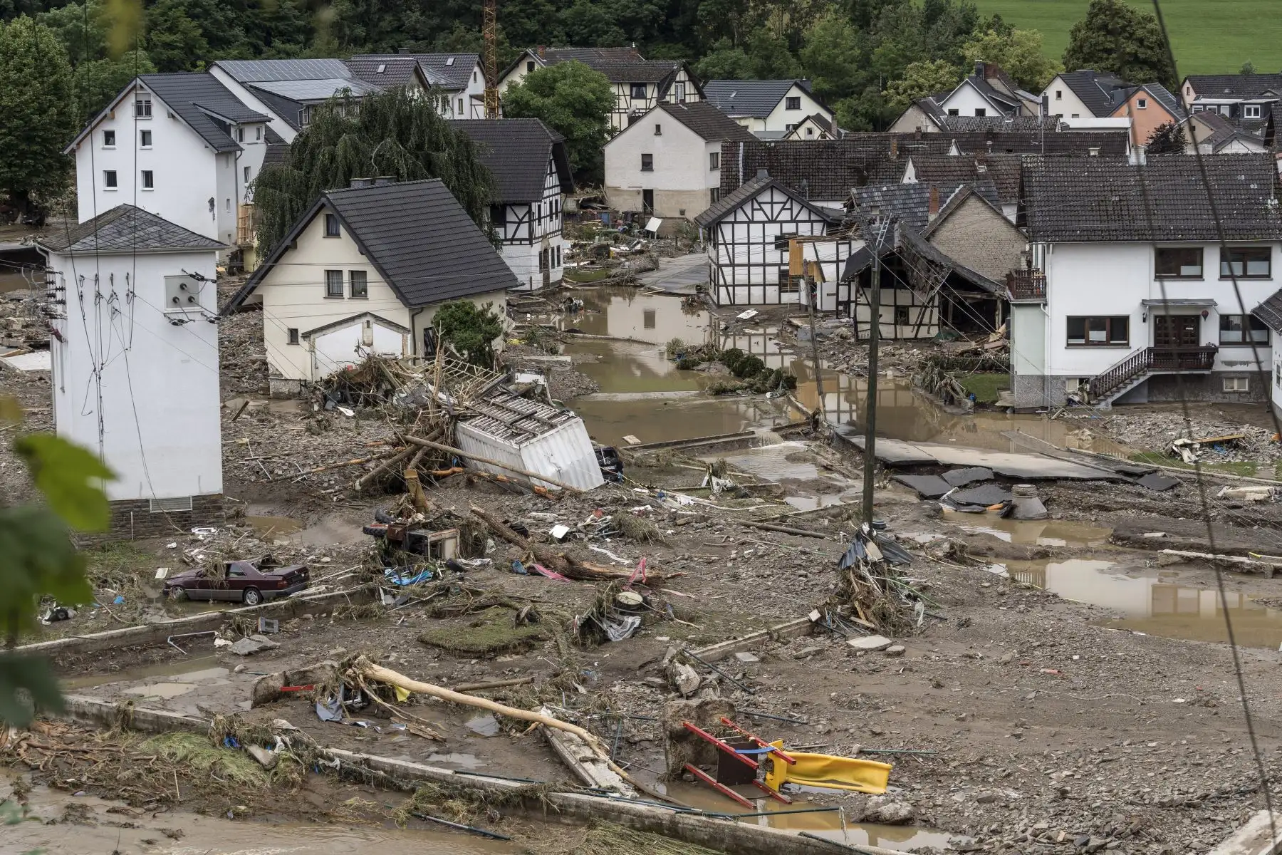 Una vista general muestra casas dentro de un área inundada en Schuld, cerca de Bad Neuenahr, en el oeste de Alemania. Provocó el colapso de varias casas. Foto: AFP