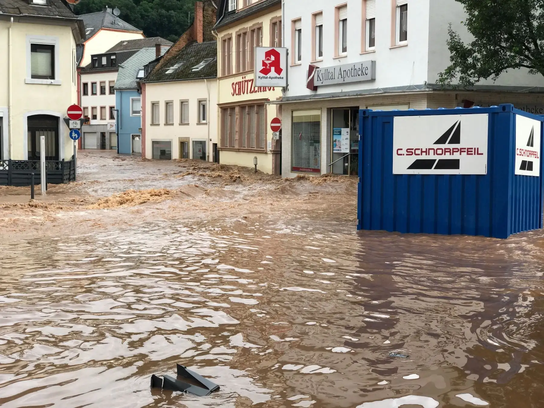 Las fuertes lluvias e inundaciones que azotan Europa occidental han matado al menos a 33 personas en Alemania y han dejado alrededor de 50 desaparecidos, ya que las crecientes aguas llevaron a varias casas colapso. Foto: AFP