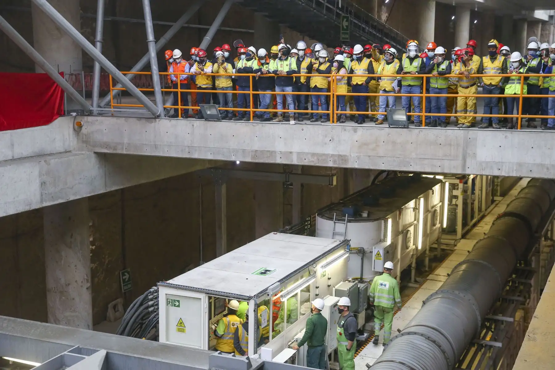 El ministro de Transportes y Comunicaciones, Eduardo González, activó el botón de encendido de la tuneladora  ‘Delia’, ubicada en la estación San Juan de Dios, en San Luis, empezará a operar desde mañana,
Esta gigantesca máquina acelerará los trabajos de construcción del túnel de la Línea 2 del Metro de Lima y Callao. Foto: ANDINA/Vidal Tarqui