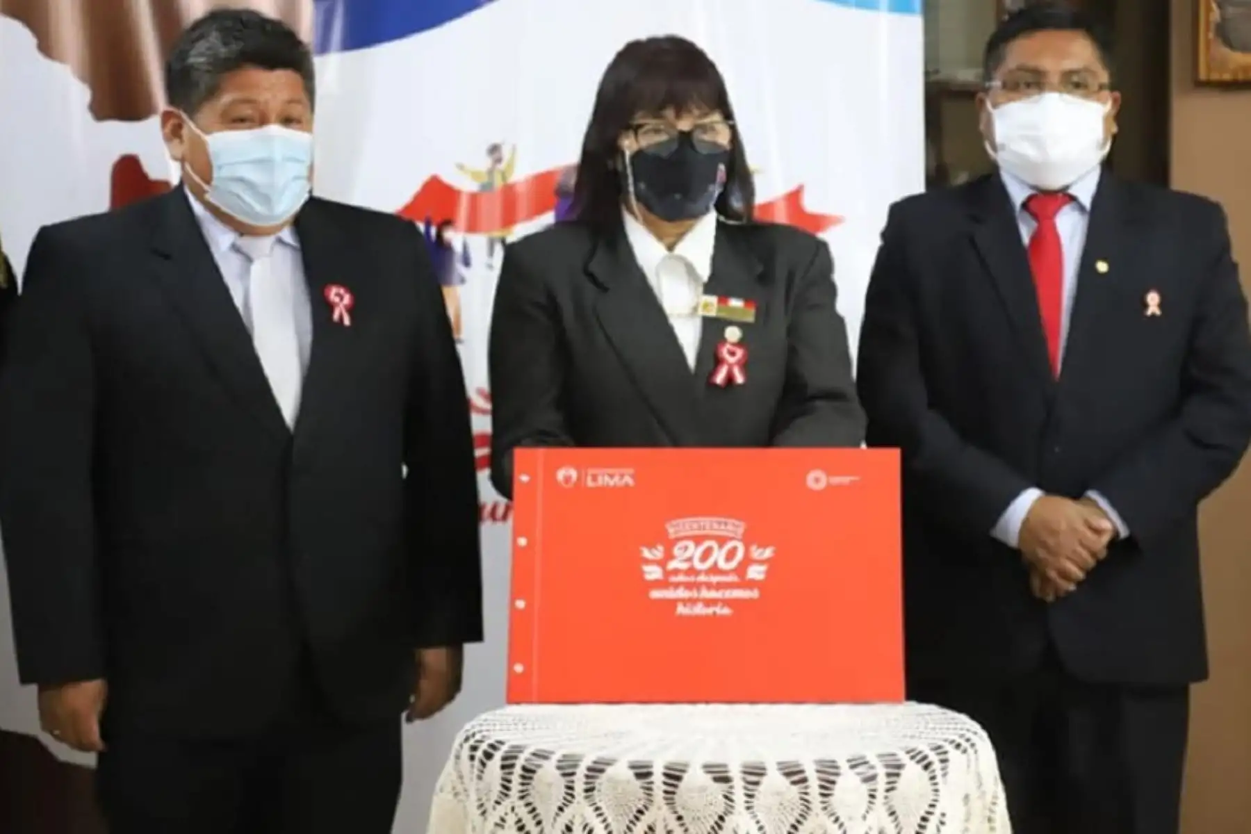 Las autoridades de Tacna participaron en el lanzamiento y firma del libro que conmemora el Acta de la Independencia, que marcó el inicio de nuestra vida como nación y república. Foto: Facebook/Gobierno Regional de Tacna.