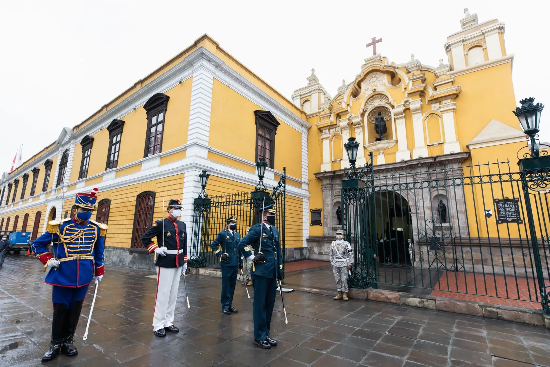 Desde muy temprano, el alcalde de Lima, Jorge Muñoz, participó en la ceremonia de homenaje a los próceres de la independencia, en el Panteón Nacional de Próceres, ubicado en el Parque Universitario. En el lugar se colocaron ofrendas florales al busto de Simón Bolívar, José de San Martín, Ramón Castilla y Túpac Amaru. Foto: ANDINA/Municipalidad de Lima