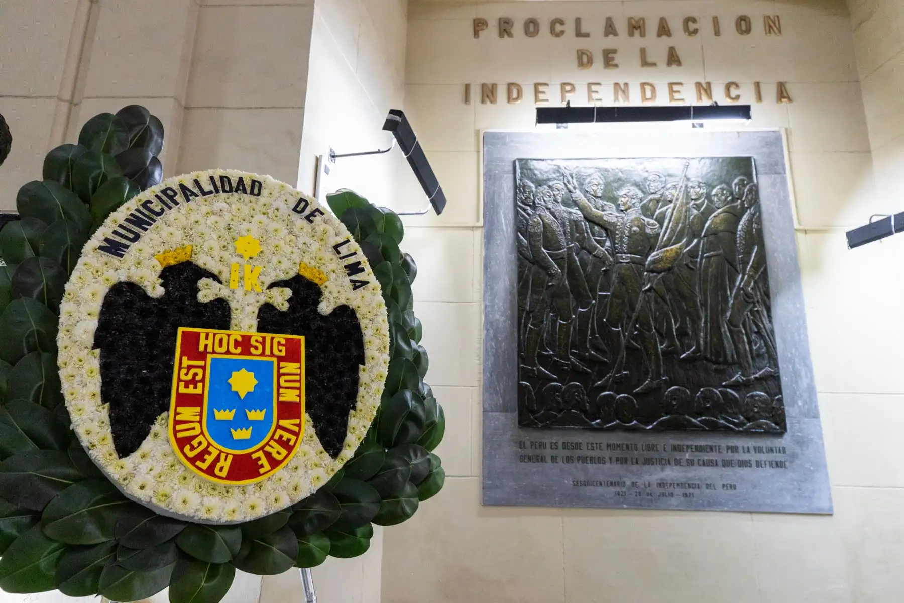 Desde muy temprano, el alcalde de Lima, Jorge Muñoz, participó en la ceremonia de homenaje a los próceres de la independencia, en el Panteón Nacional de Próceres, ubicado en el Parque Universitario. En el lugar se colocaron ofrendas florales al busto de Simón Bolívar, José de San Martín, Ramón Castilla y Túpac Amaru. Foto: ANDINA/Municipalidad de Lima