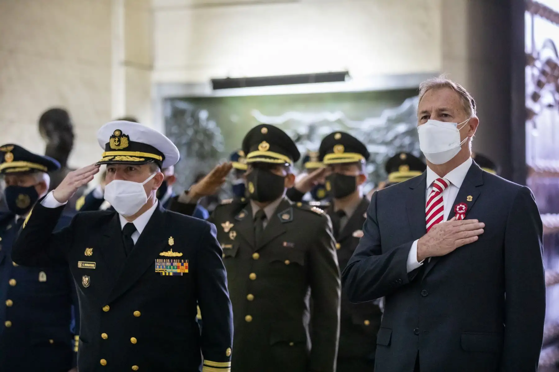 Desde muy temprano, el alcalde de Lima, Jorge Muñoz, participó en la ceremonia de homenaje a los próceres de la independencia, en el Panteón Nacional de Próceres, ubicado en el Parque Universitario. En el lugar se colocaron ofrendas florales al busto de Simón Bolívar, José de San Martín, Ramón Castilla y Túpac Amaru. Foto: ANDINA/Municipalidad de Lima