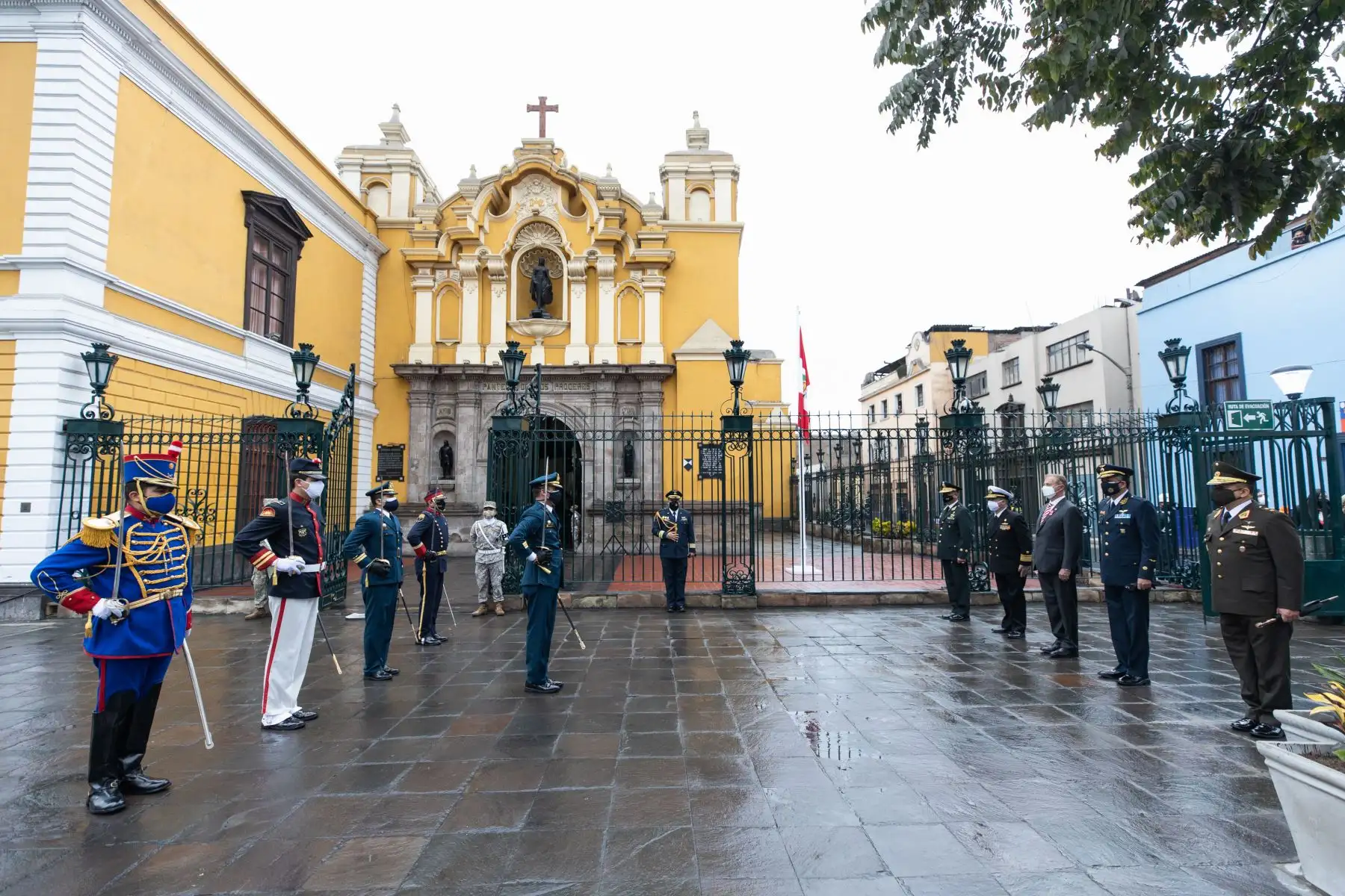 Desde muy temprano, el alcalde de Lima, Jorge Muñoz, participó en la ceremonia de homenaje a los próceres de la independencia, en el Panteón Nacional de Próceres, ubicado en el Parque Universitario. En el lugar se colocaron ofrendas florales al busto de Simón Bolívar, José de San Martín, Ramón Castilla y Túpac Amaru. Foto: ANDINA/Municipalidad de Lima
