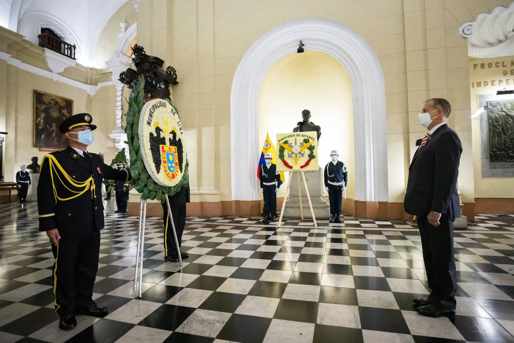 Desde muy temprano, el alcalde de Lima, Jorge Muñoz, participó en la ceremonia de homenaje a los próceres de la independencia, en el Panteón Nacional de Próceres, ubicado en el Parque Universitario. En el lugar se colocaron ofrendas florales al busto de Simón Bolívar, José de San Martín, Ramón Castilla y Túpac Amaru. Foto: ANDINA/Municipalidad de Lima