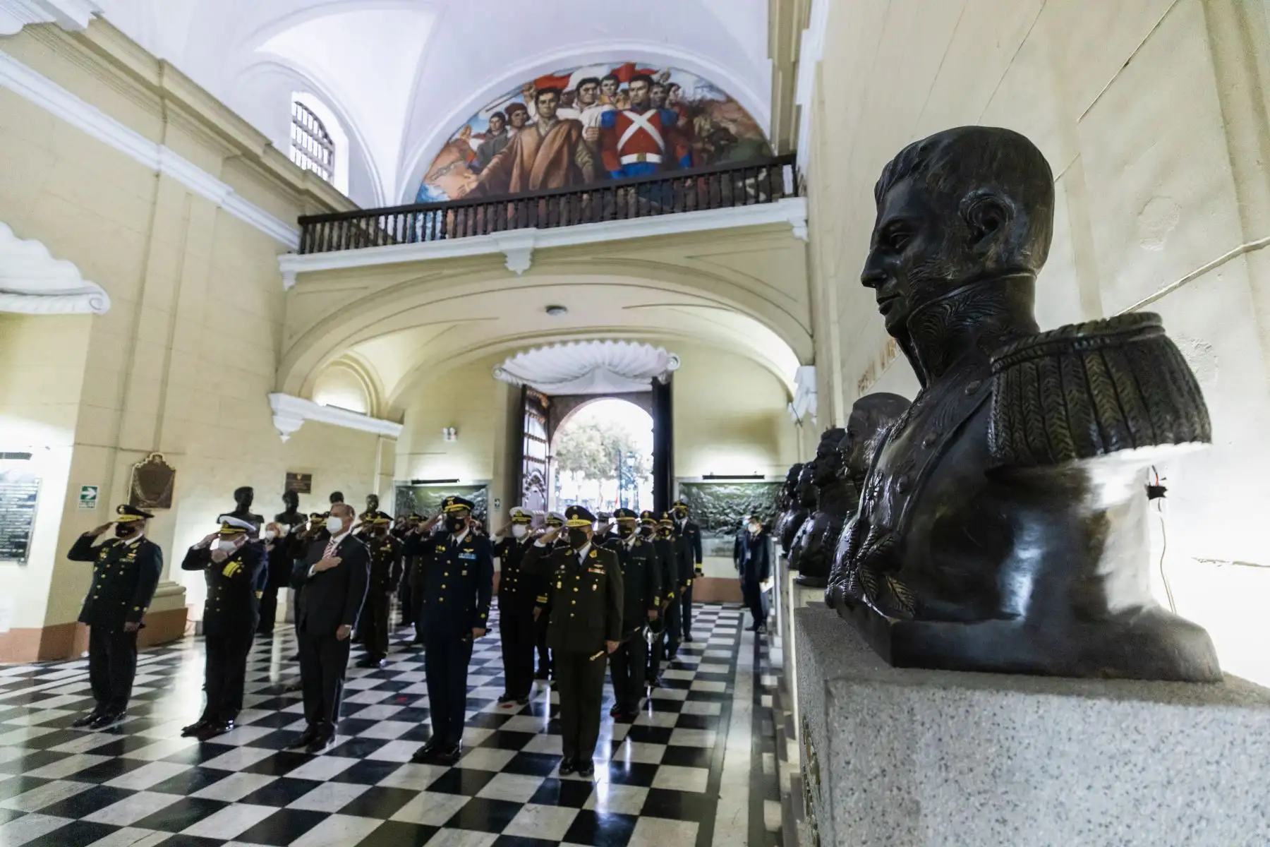 Desde muy temprano, el alcalde de Lima, Jorge Muñoz, participó en la ceremonia de homenaje a los próceres de la independencia, en el Panteón Nacional de Próceres, ubicado en el Parque Universitario. En el lugar se colocaron ofrendas florales al busto de Simón Bolívar, José de San Martín, Ramón Castilla y Túpac Amaru. Foto: ANDINA/Municipalidad de Lima