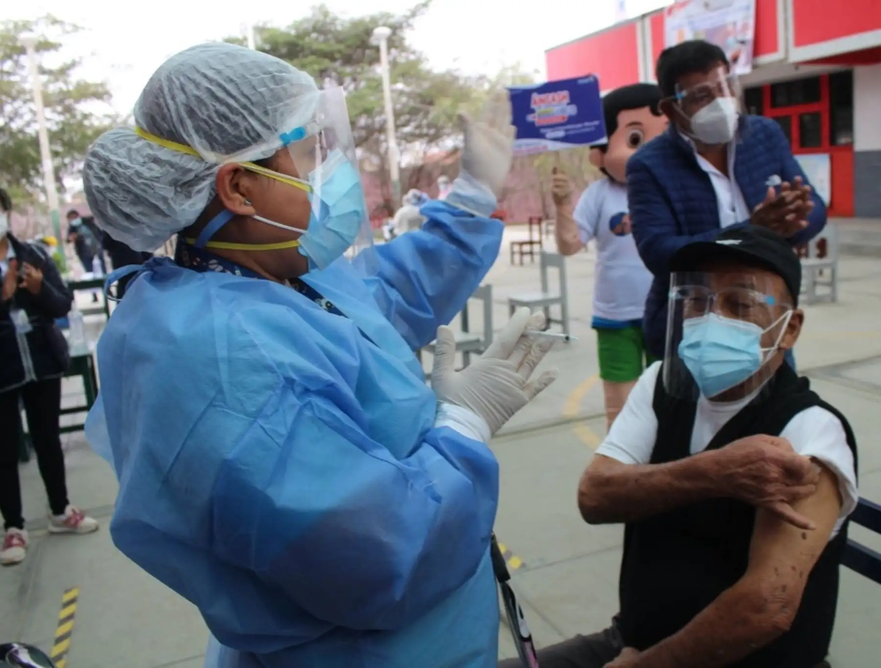 Áncash organiza vacunatón de 24 horas en la ciudad de Chimbote para atender a mayores de 50 años a más.