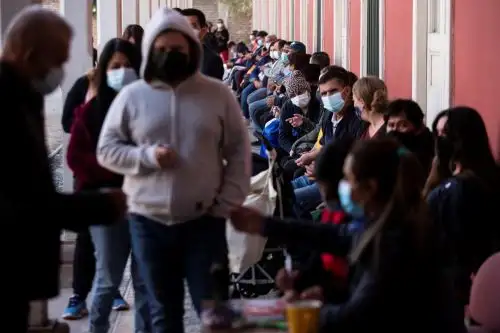 Chile da un respiro a los vacunados y afloja medidas ante descenso de casos.