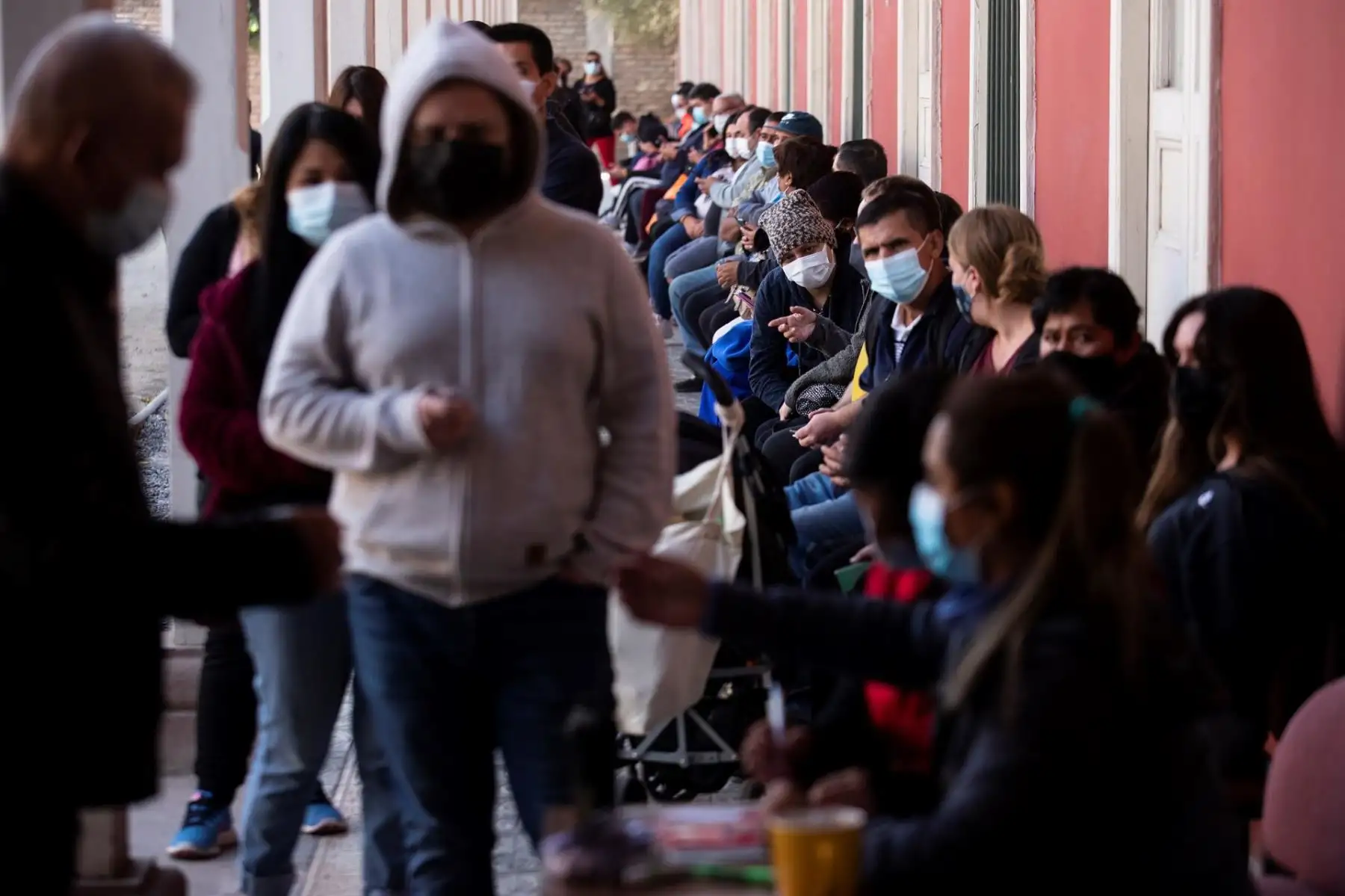 Chile da un respiro a los vacunados y afloja medidas ante descenso de casos.
