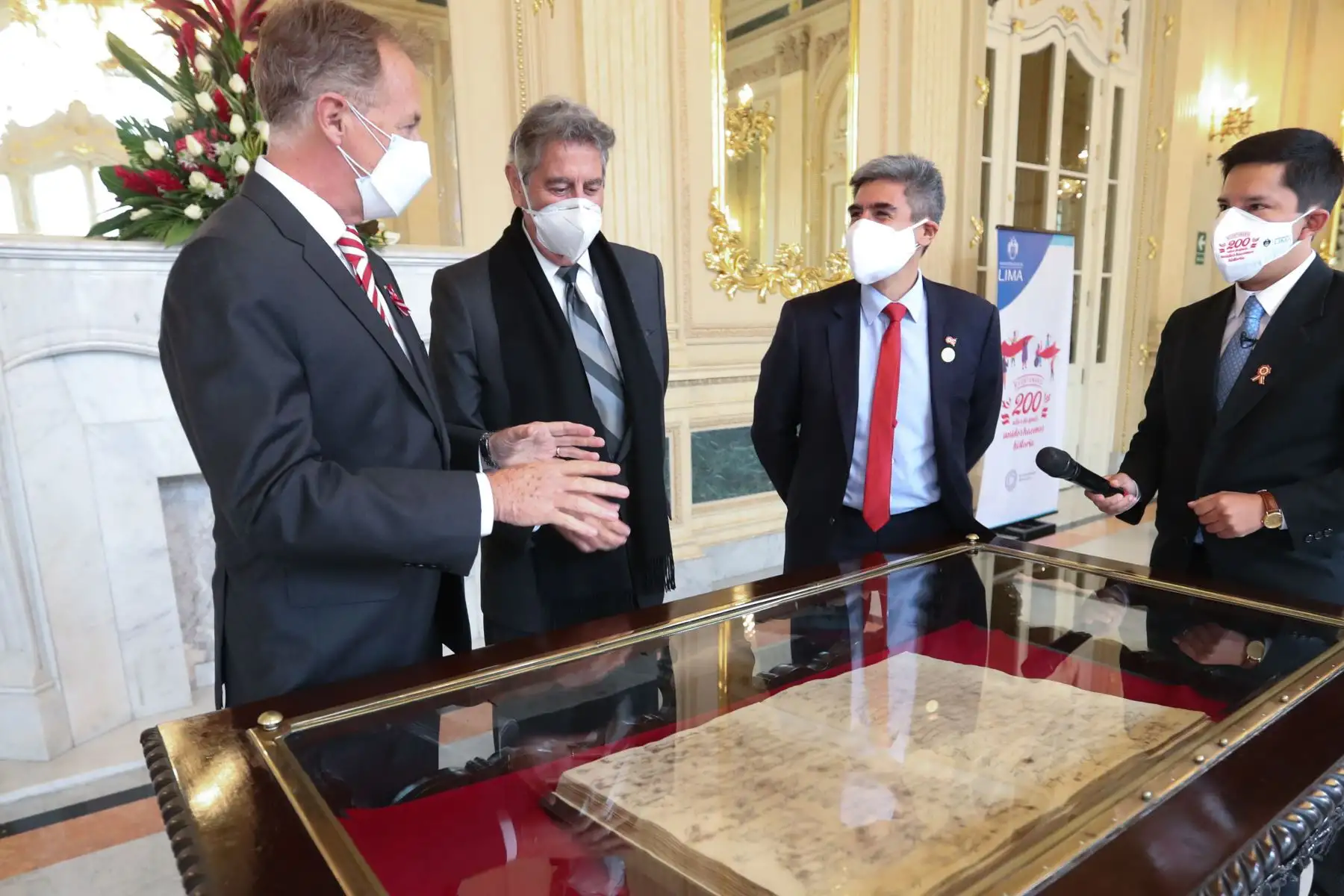 La actividad se lleva a cabo en el Teatro Municipal de Lima, y acompañan al mandatario el ministro de Cultura, Alejandro Neyra, y el alcalde de la capital, Jorge Muñoz. Foto. ANDINA/ Prensa Presidencia