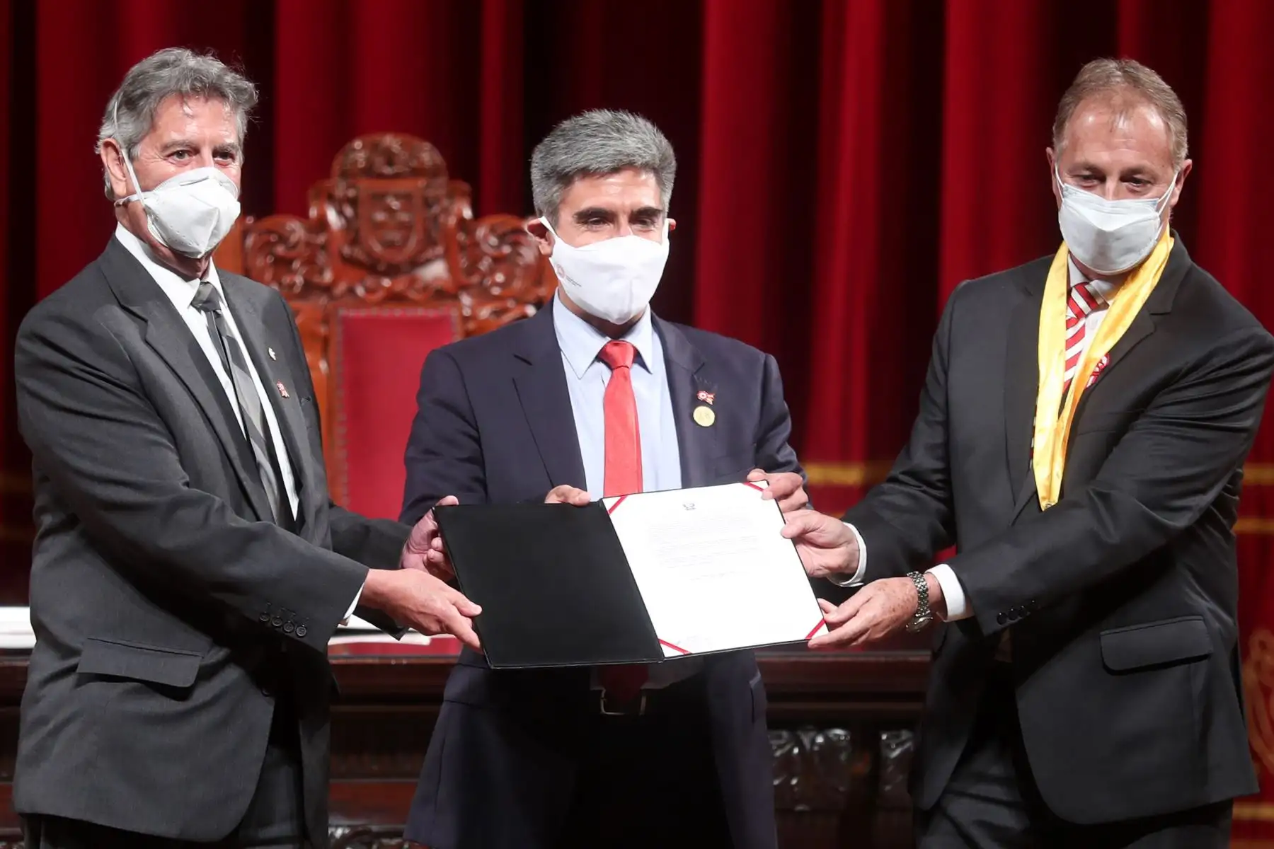 La actividad se lleva a cabo en el Teatro Municipal de Lima, y acompañan al mandatario el ministro de Cultura, Alejandro Neyra, y el alcalde de la capital, Jorge Muñoz. Foto. ANDINA/ Prensa Presidencia