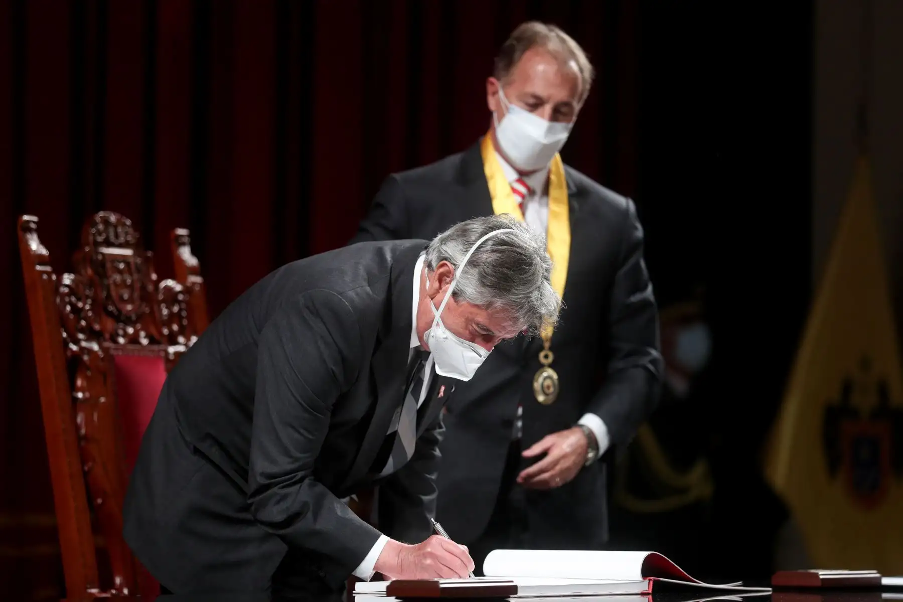 La actividad se lleva a cabo en el Teatro Municipal de Lima, y acompañan al mandatario el ministro de Cultura, Alejandro Neyra, y el alcalde de la capital, Jorge Muñoz. Foto. ANDINA/ Prensa Presidencia