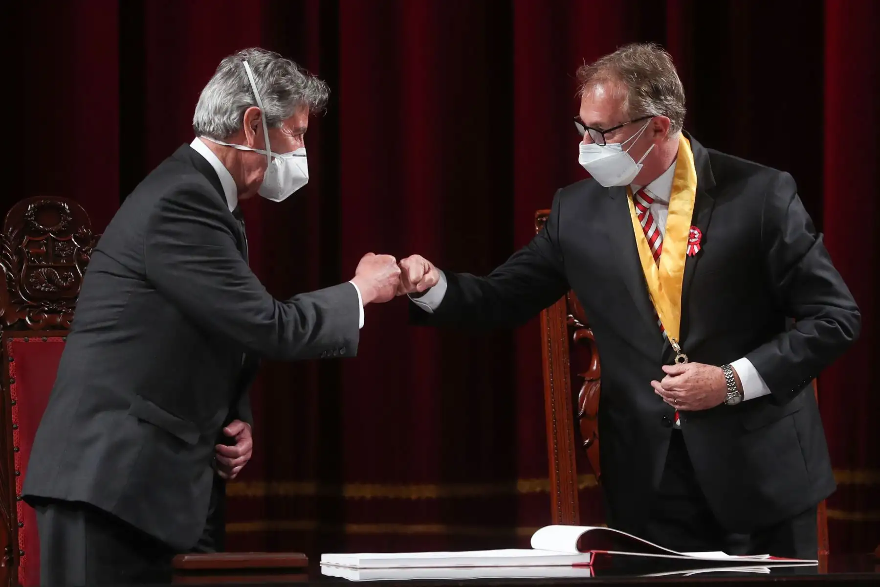 La actividad se lleva a cabo en el Teatro Municipal de Lima, y acompañan al mandatario el ministro de Cultura, Alejandro Neyra, y el alcalde de la capital, Jorge Muñoz. Foto. ANDINA/ Prensa Presidencia