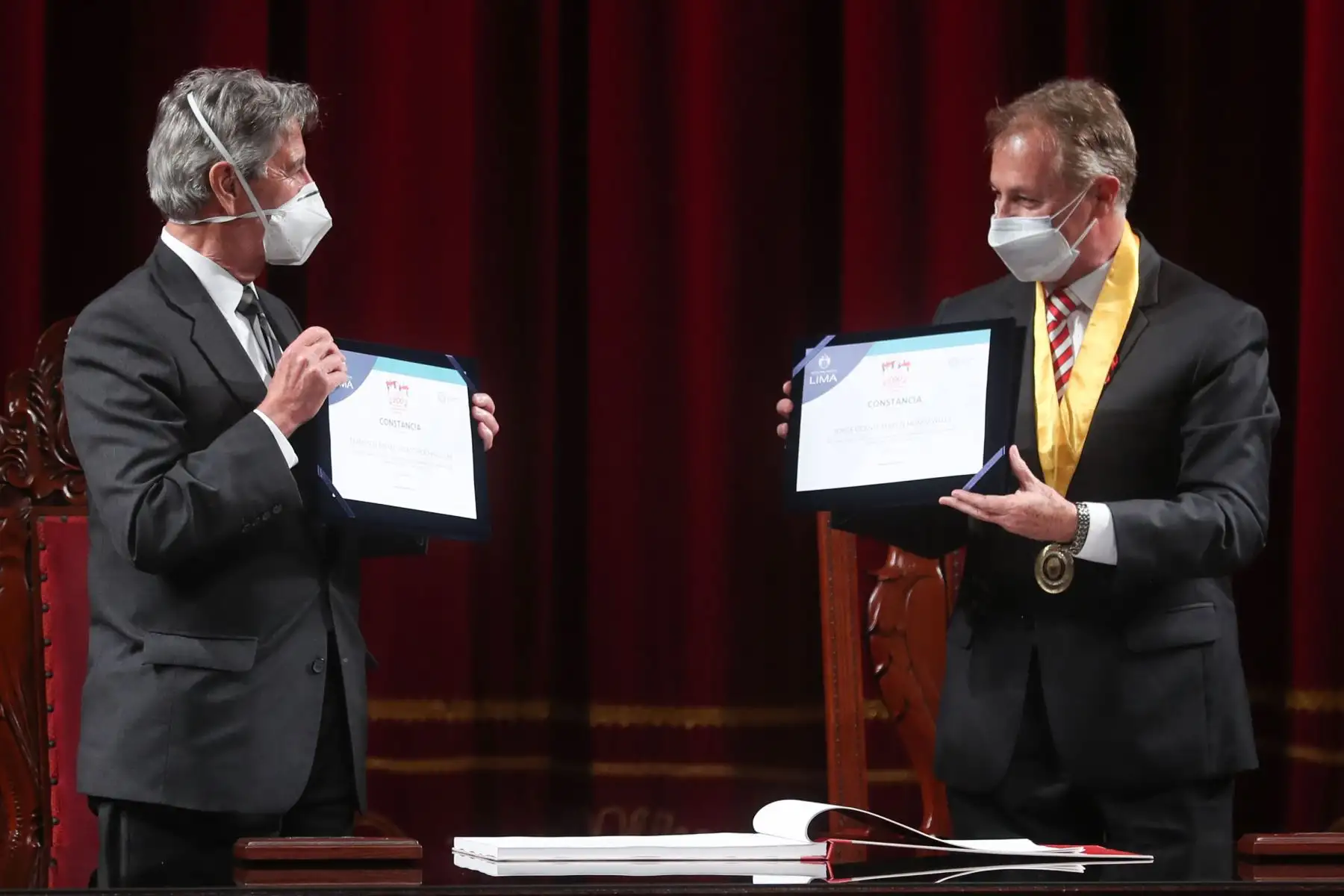 La actividad se lleva a cabo en el Teatro Municipal de Lima, y acompañan al mandatario el ministro de Cultura, Alejandro Neyra, y el alcalde de la capital, Jorge Muñoz. Foto. ANDINA/ Prensa Presidencia