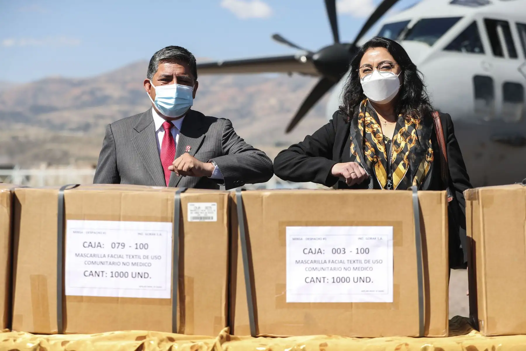 Jefa de Gabinete, Violeta Bermúdez, acompañada las ministras de Estado de los sectores de Mindef, Vivienda, Mincetur, Mimp y Midis, hicieron la entrega de mascarillas al Gobierno regional y DIRESA de Ayacucho. Foto: ANDINA/PCM