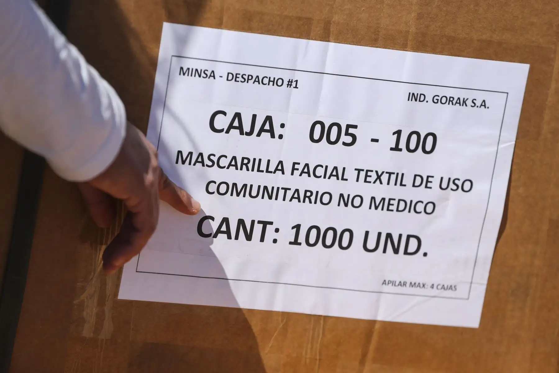 Jefa de Gabinete, Violeta Bermúdez, acompañada las ministras de Estado de los sectores de Mindef, Vivienda, Mincetur, Mimp y Midis, hicieron la entrega de mascarillas al Gobierno regional y DIRESA de Ayacucho. Foto: ANDINA/PCM