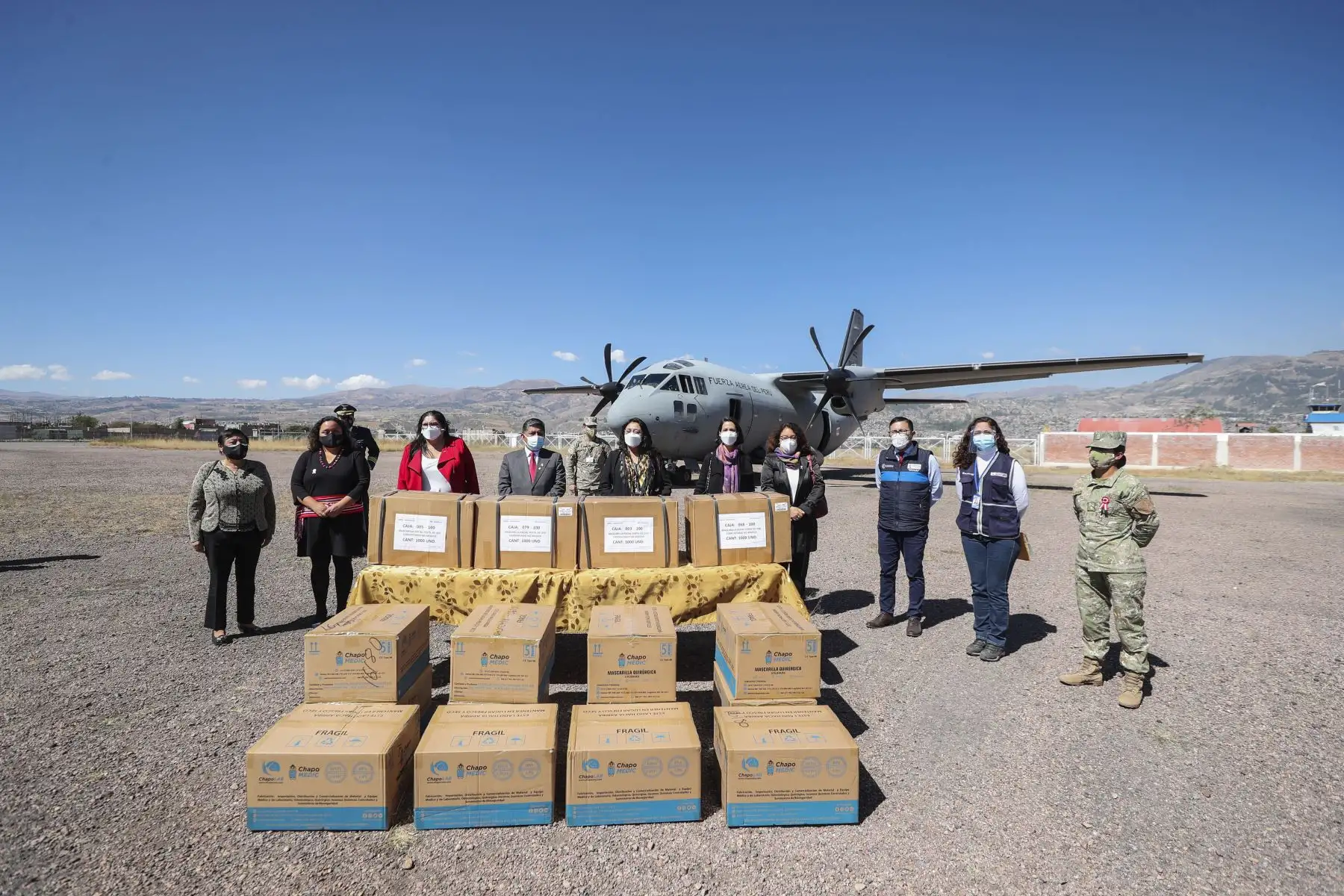 Jefa de Gabinete, Violeta Bermúdez, acompañada las ministras de Estado de los sectores de Mindef, Vivienda, Mincetur, Mimp y Midis, hicieron la entrega de mascarillas al Gobierno regional y DIRESA de Ayacucho. Foto: ANDINA/PCM