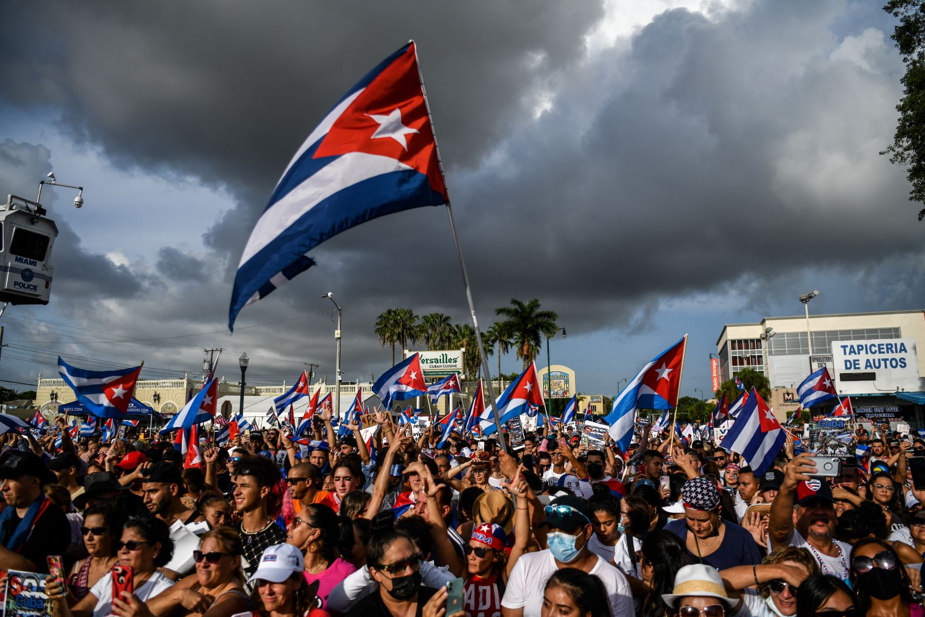 El domingo, miles de cubanos se volcaron a las calles de 40 ciudades y pueblos de todo el país al grito de "Tenemos hambre", "Libertad" y "Abajo la dictadura". Foto: AFP