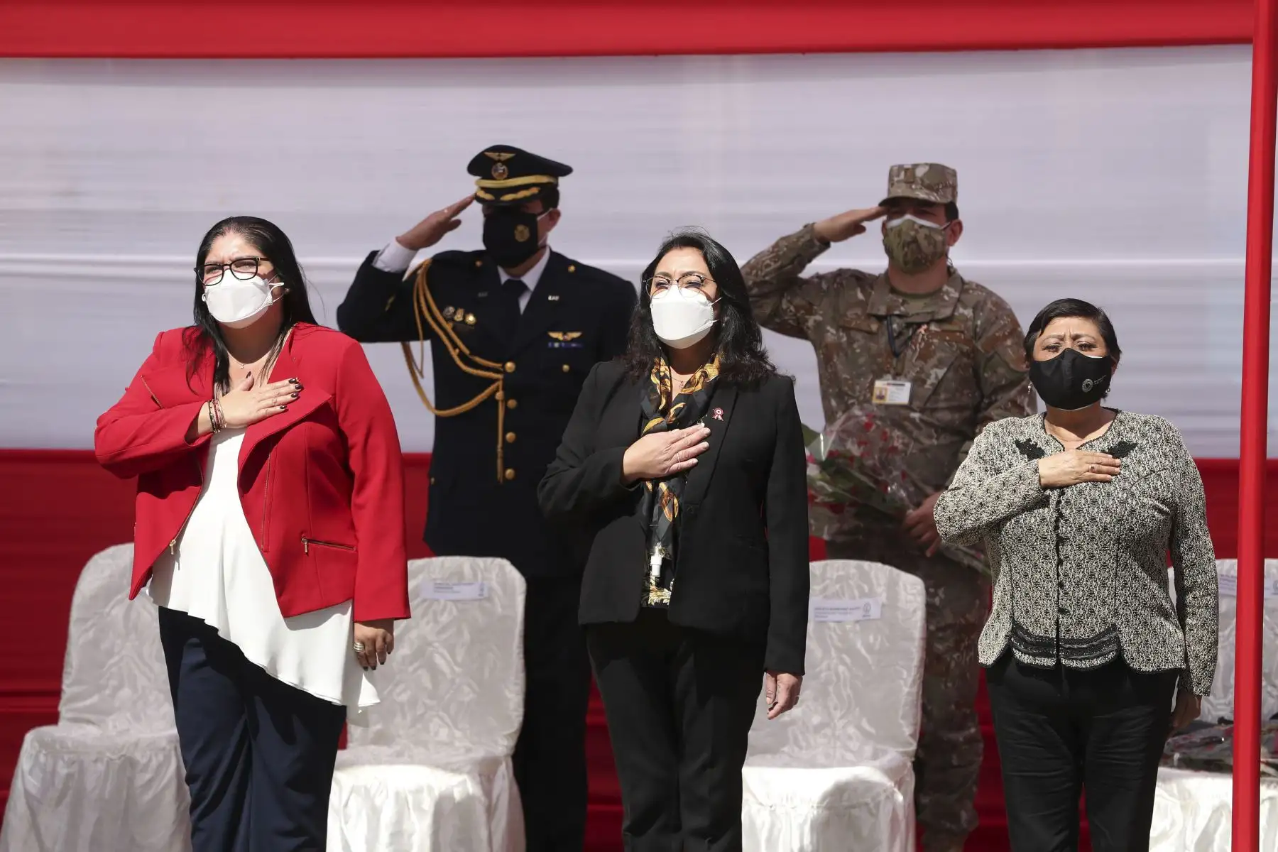 En Ayacucho se condecora con Orden Emérita a la Mujer del Bicentenario a María Andrea Parado Jayo de Bellido, en mérito a sus actos heroicos por la gesta emancipadora del Perú. Participan en ceremonia la premier Violeta Bermúdez y la Ministra de Defensa Nuria Esparch, entre otras ministras de estado. Foto: ANDINA/PCM
