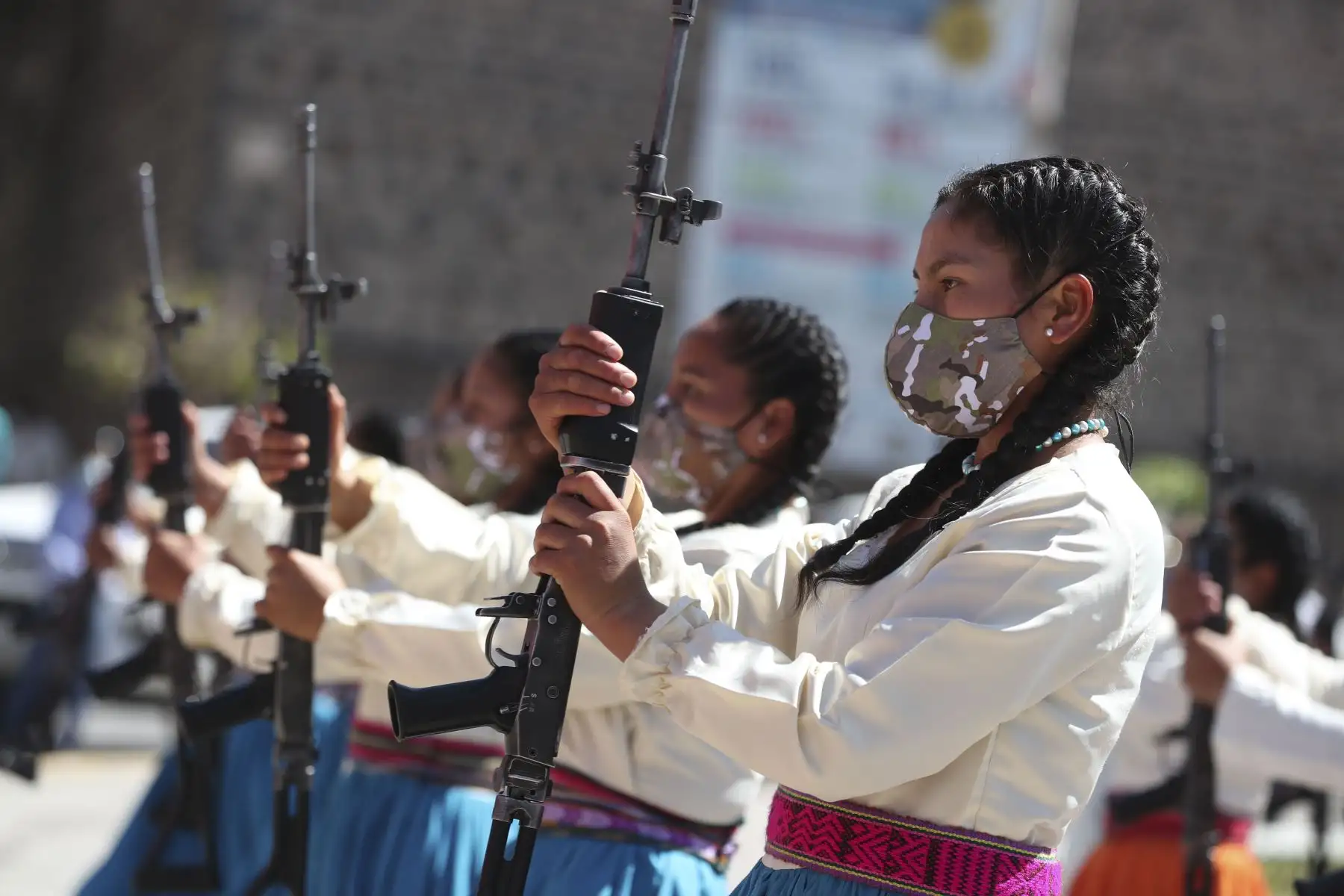 En Ayacucho se condecora con Orden Emérita a la Mujer del Bicentenario a María Andrea Parado Jayo de Bellido, en mérito a sus actos heroicos por la gesta emancipadora del Perú. Participan en ceremonia la premier Violeta Bermúdez y la Ministra de Defensa Nuria Esparch, entre otras ministras de estado. Foto: ANDINA/PCM