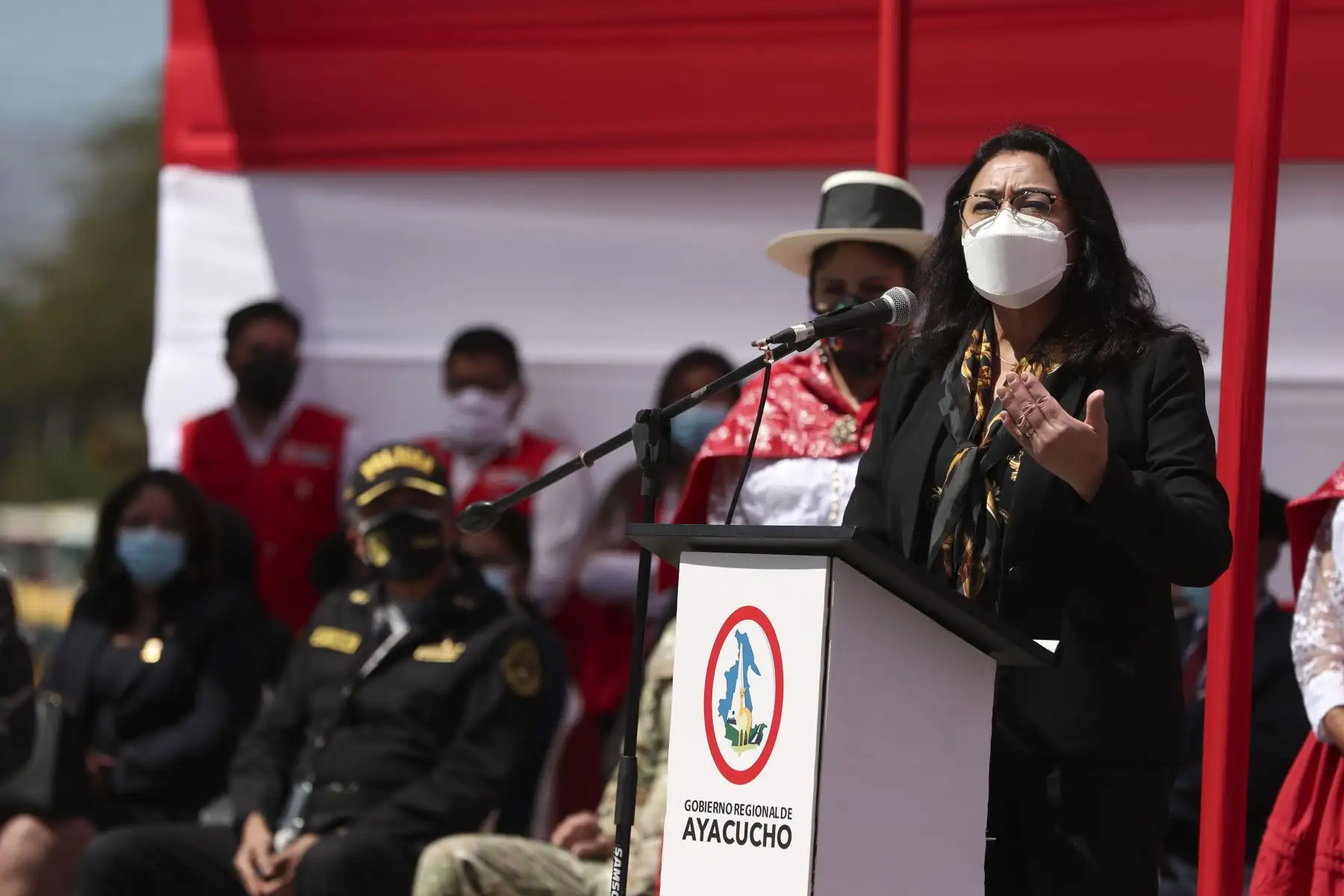 En Ayacucho se condecora con Orden Emérita a la Mujer del Bicentenario a María Andrea Parado Jayo de Bellido, en mérito a sus actos heroicos por la gesta emancipadora del Perú. Participan en ceremonia la premier Violeta Bermúdez y la Ministra de Defensa Nuria Esparch, entre otras ministras de estado. Foto: ANDINA/PCM