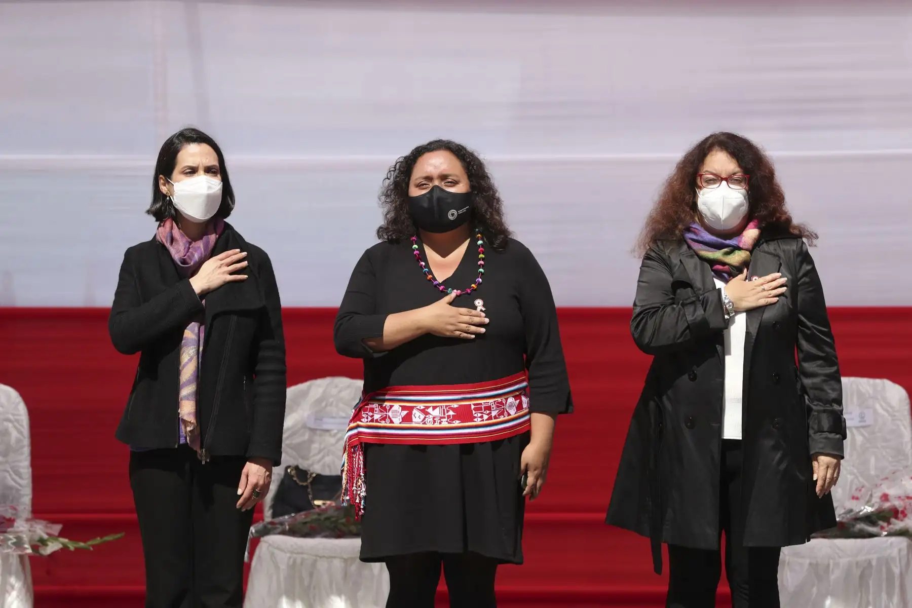 En Ayacucho se condecora con Orden Emérita a la Mujer del Bicentenario a María Andrea Parado Jayo de Bellido, en mérito a sus actos heroicos por la gesta emancipadora del Perú. Participan en ceremonia la premier Violeta Bermúdez y la Ministra de Defensa Nuria Esparch, entre otras ministras de estado. Foto: ANDINA/PCM