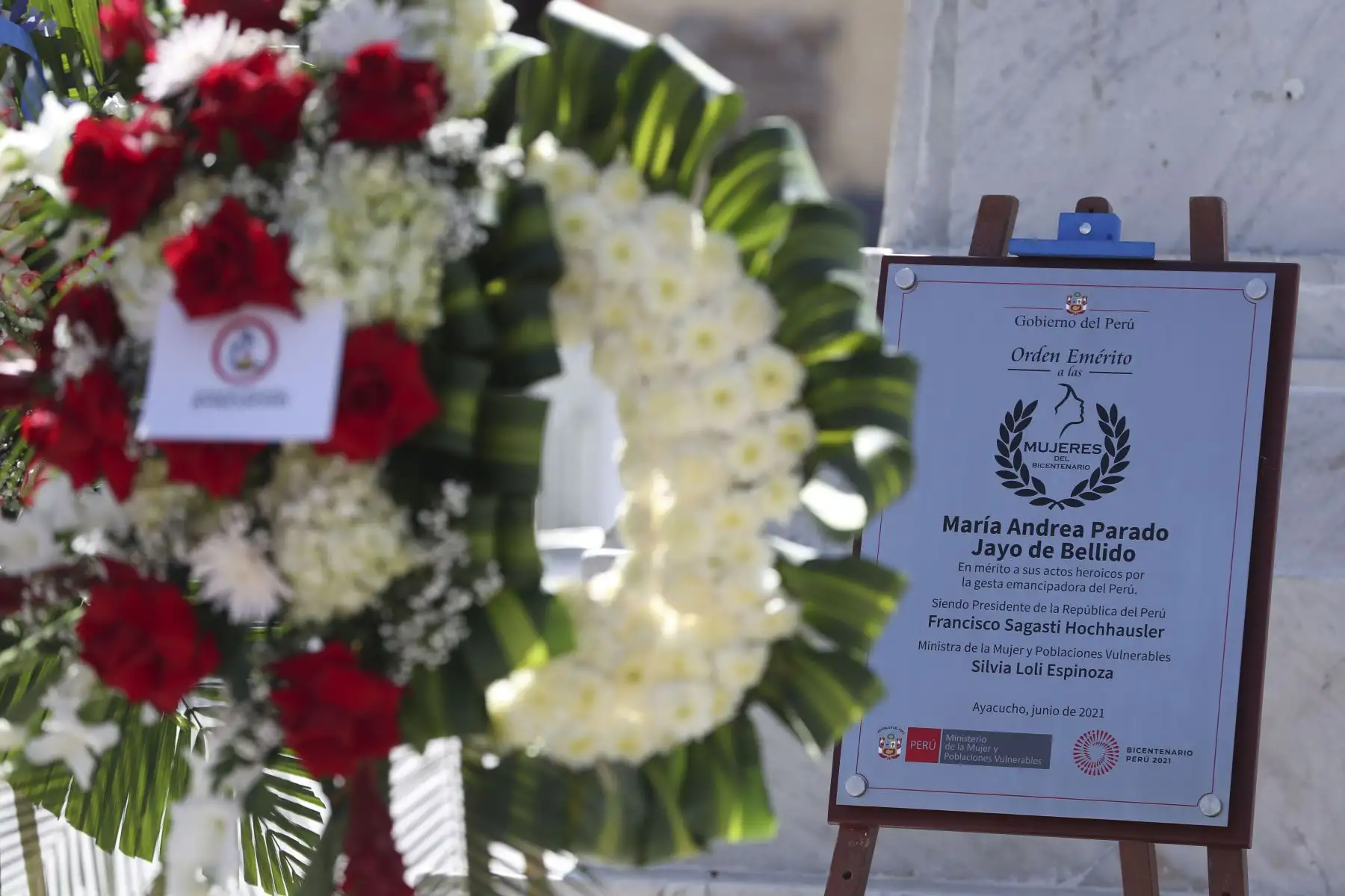 En Ayacucho se condecora con Orden Emérita a la Mujer del Bicentenario a María Andrea Parado Jayo de Bellido, en mérito a sus actos heroicos por la gesta emancipadora del Perú. Participan en ceremonia la premier Violeta Bermúdez y la Ministra de Defensa Nuria Esparch, entre otras ministras de estado. Foto: ANDINA/PCM