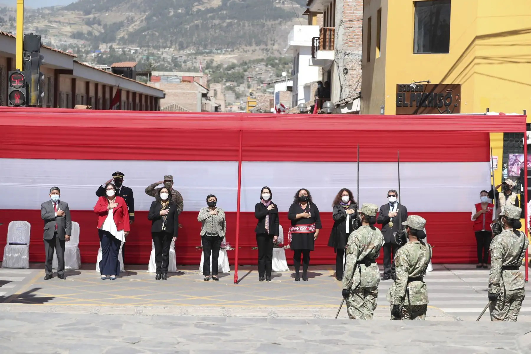 En Ayacucho se condecora con Orden Emérita a la Mujer del Bicentenario a María Andrea Parado Jayo de Bellido, en mérito a sus actos heroicos por la gesta emancipadora del Perú. Participan en ceremonia la premier Violeta Bermúdez y la Ministra de Defensa Nuria Esparch, entre otras ministras de estado. Foto: ANDINA/PCM