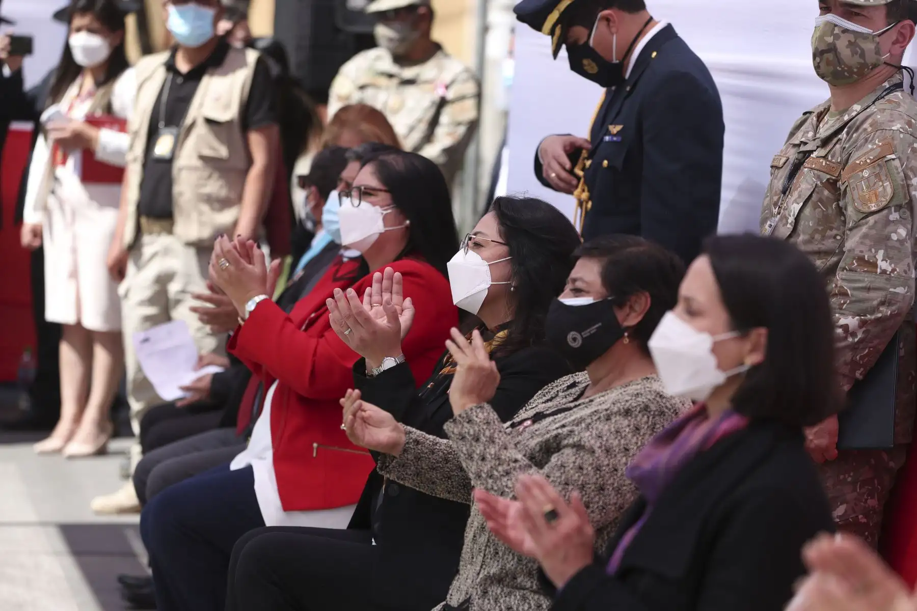 En Ayacucho se condecora con Orden Emérita a la Mujer del Bicentenario a María Andrea Parado Jayo de Bellido, en mérito a sus actos heroicos por la gesta emancipadora del Perú. Participan en ceremonia la premier Violeta Bermúdez y la Ministra de Defensa Nuria Esparch, entre otras ministras de estado. Foto: ANDINA/PCM