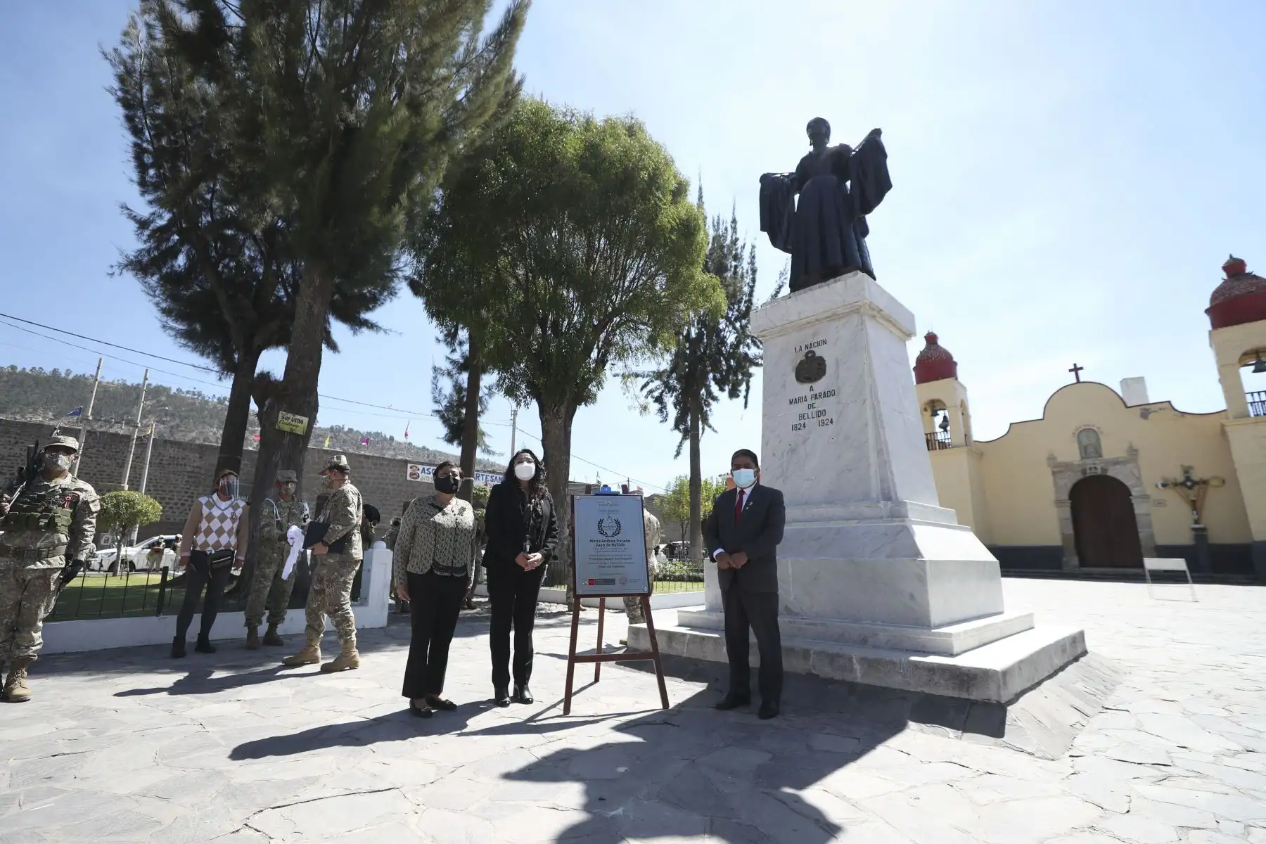 En Ayacucho se condecora con Orden Emérita a la Mujer del Bicentenario a María Andrea Parado Jayo de Bellido, en mérito a sus actos heroicos por la gesta emancipadora del Perú. Participan en ceremonia la premier Violeta Bermúdez y la Ministra de Defensa Nuria Esparch, entre otras ministras de estado. Foto: ANDINA/PCM