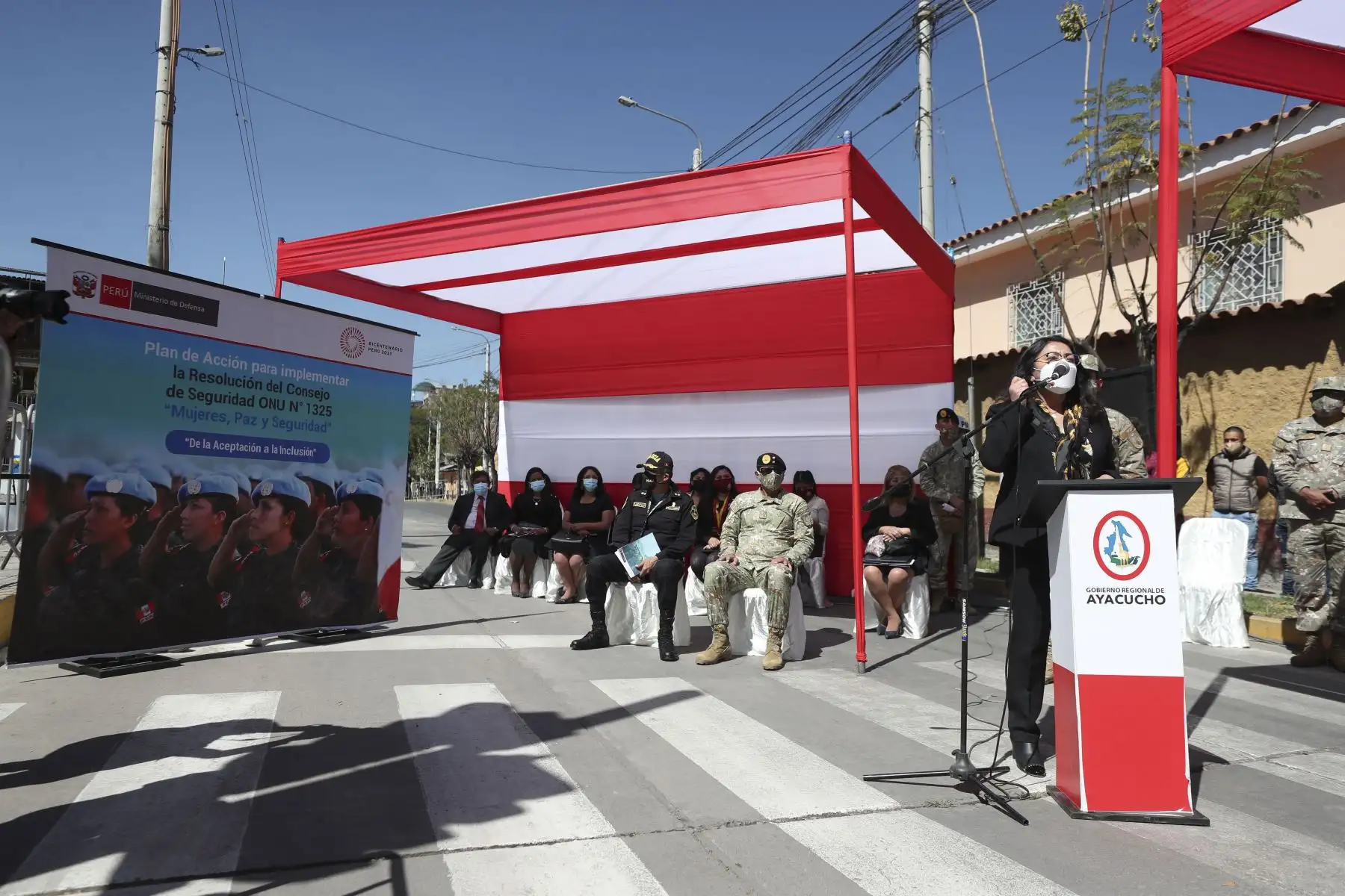 En Ayacucho se condecora con Orden Emérita a la Mujer del Bicentenario a María Andrea Parado Jayo de Bellido, en mérito a sus actos heroicos por la gesta emancipadora del Perú. Participan en ceremonia la premier Violeta Bermúdez y la Ministra de Defensa Nuria Esparch, entre otras ministras de estado. Foto: ANDINA/PCM
