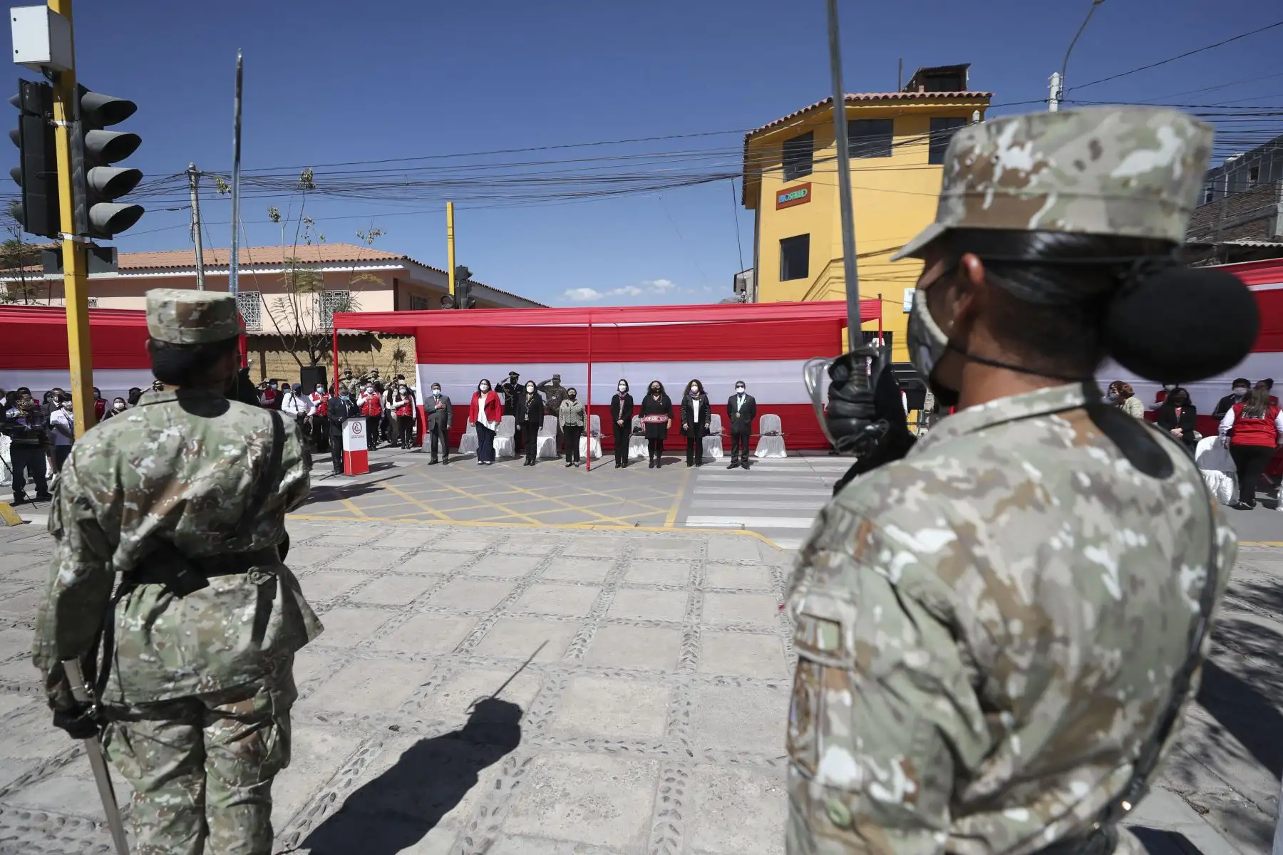 En Ayacucho se condecora con Orden Emérita a la Mujer del Bicentenario a María Andrea Parado Jayo de Bellido, en mérito a sus actos heroicos por la gesta emancipadora del Perú. Participan en ceremonia la premier Violeta Bermúdez y la Ministra de Defensa Nuria Esparch, entre otras ministras de estado. Foto: ANDINA/PCM