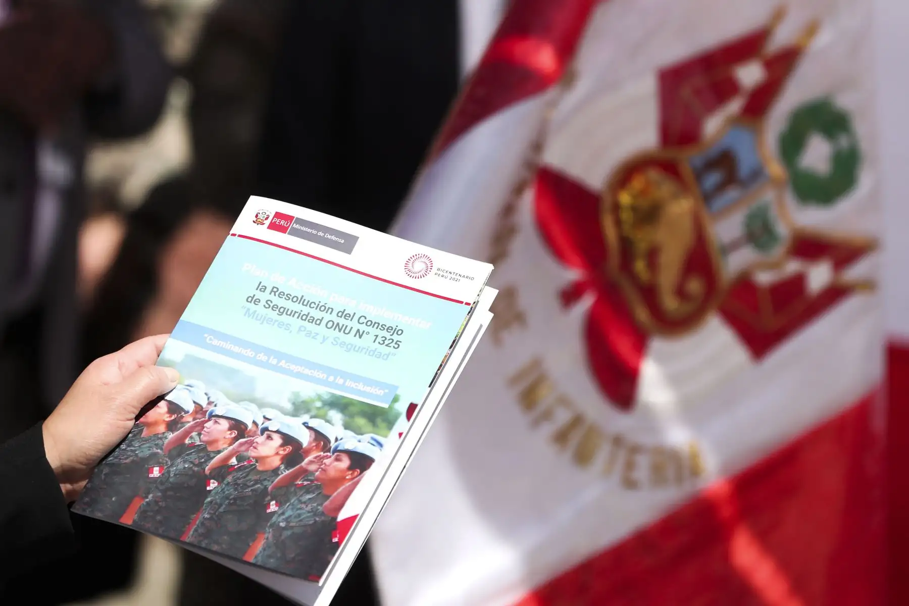 En Ayacucho se condecora con Orden Emérita a la Mujer del Bicentenario a María Andrea Parado Jayo de Bellido, en mérito a sus actos heroicos por la gesta emancipadora del Perú. Participan en ceremonia la premier Violeta Bermúdez y la Ministra de Defensa Nuria Esparch, entre otras ministras de estado. Foto: ANDINA/PCM