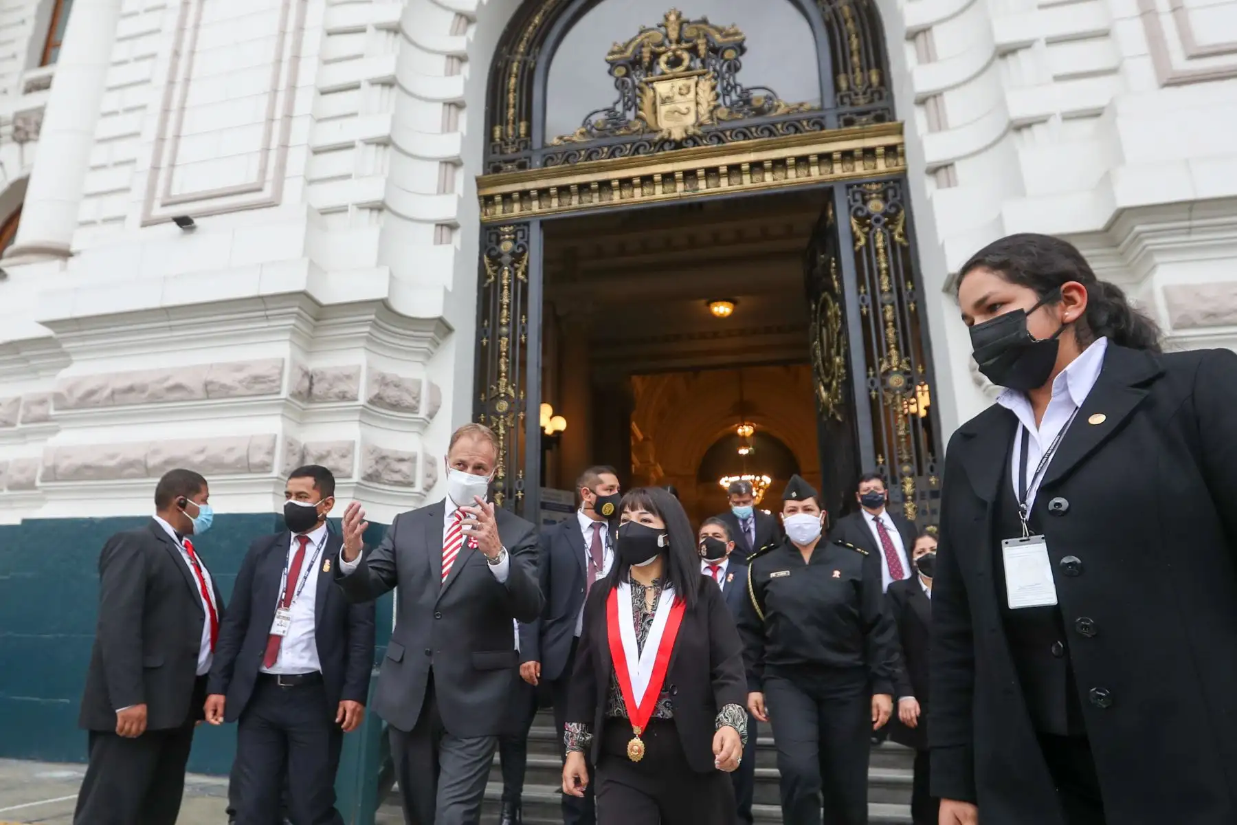 La presidenta del Congreso, Mirtha Vásquez, junto al alcalde de Lima, Jorge Muñoz, develan el restaurado monumento a Simón Bolívar ubicado en la Plaza de la Inquisición del Palacio Legislativo. Foto: Congreso